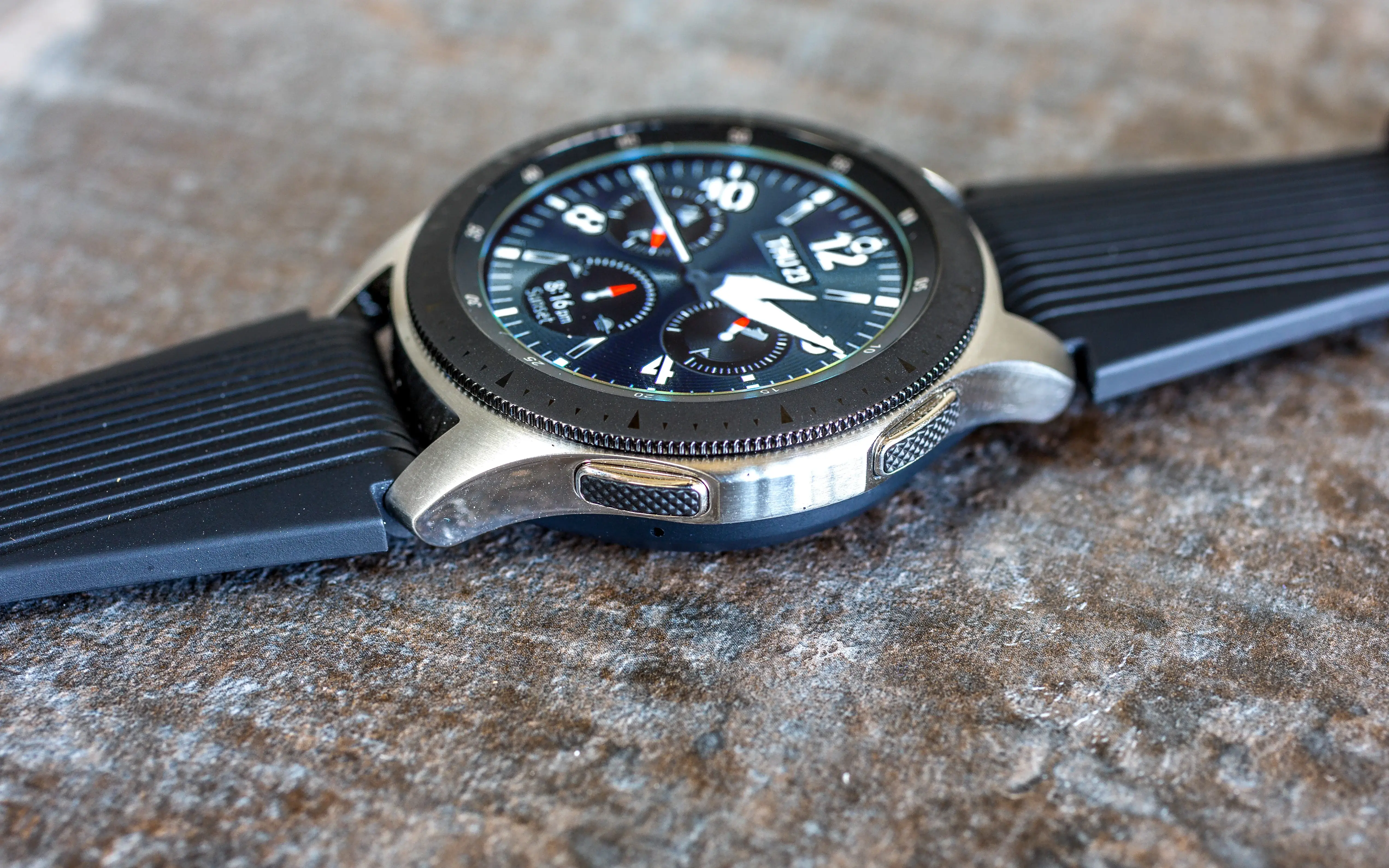 Samsung Galaxy Watch 업데이트로 충전 속도 및 음악 재생 향상