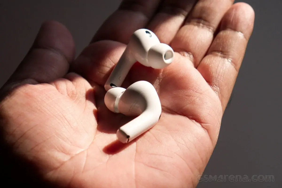Gurman: 카메라가 내장된 Apple AirPods 최종 테스트 시작