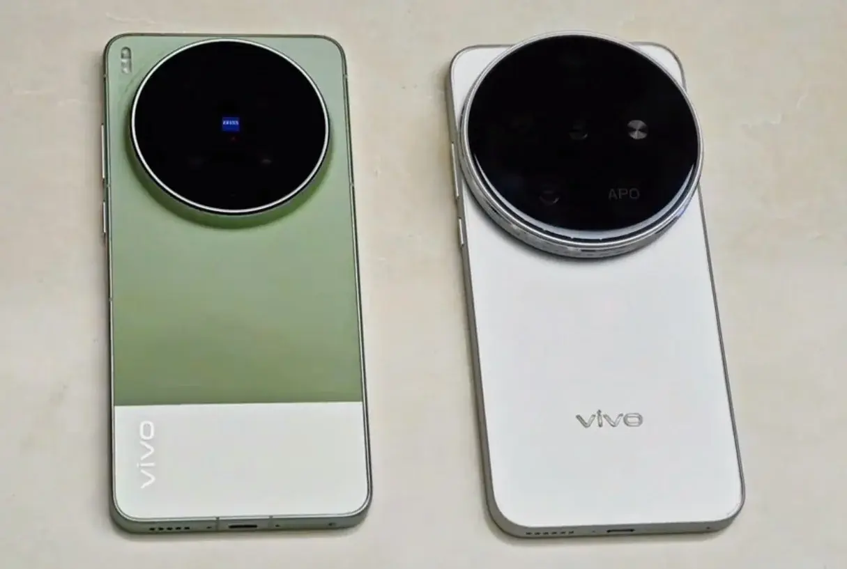 vivo X300 Ultra（左）和vivo X500 Pro Max（右，涉嫌图像）