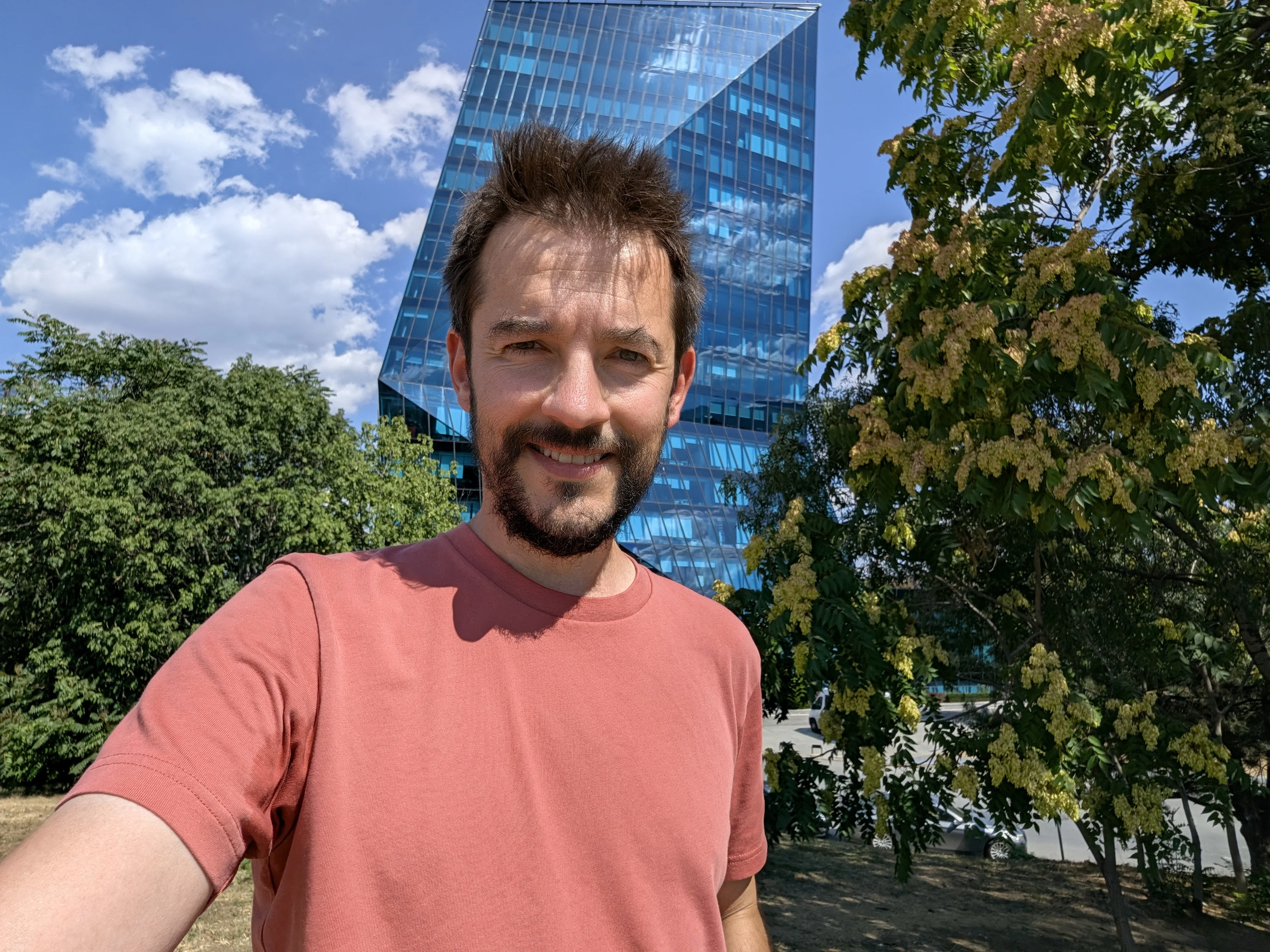 Comparación de selfies: Pixel 11 Pro - 18 mm, f/2.2, ISO 57, 1/2786s (3648x2736px) - Noticias 26 09 Revisión de Google Pixel 11 Pro vs. 10 Pro