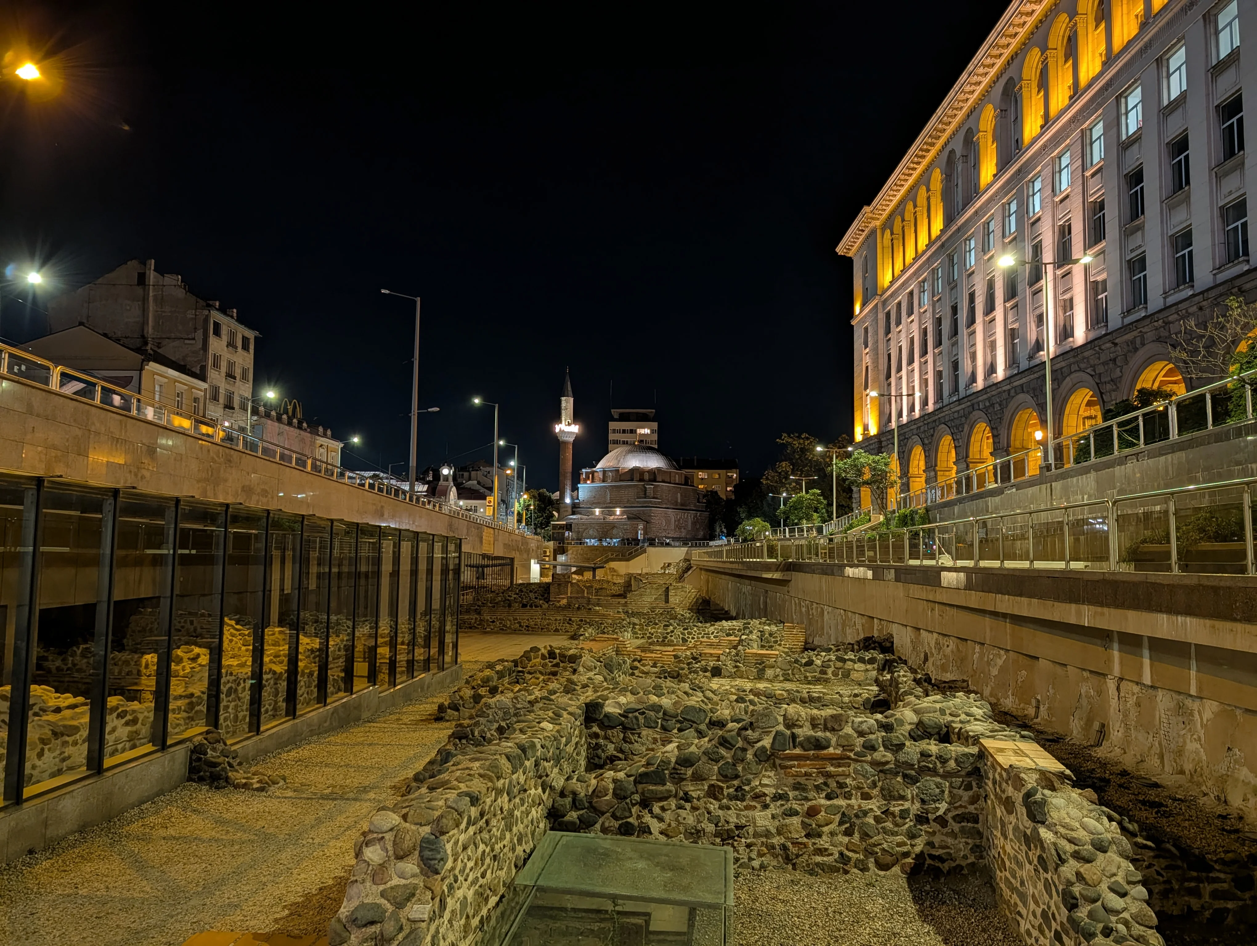 مقارنة الإضاءة المنخفضة، الكاميرا الرئيسية (1x): Pixel 10 Pro - 24 مم، f/1.7، ISO 190، 1/20 ثانية (4080 × 3072 بكسل) - أخبار 26 09 مراجعة Google Pixel 11 Pro مقابل 10 Pro