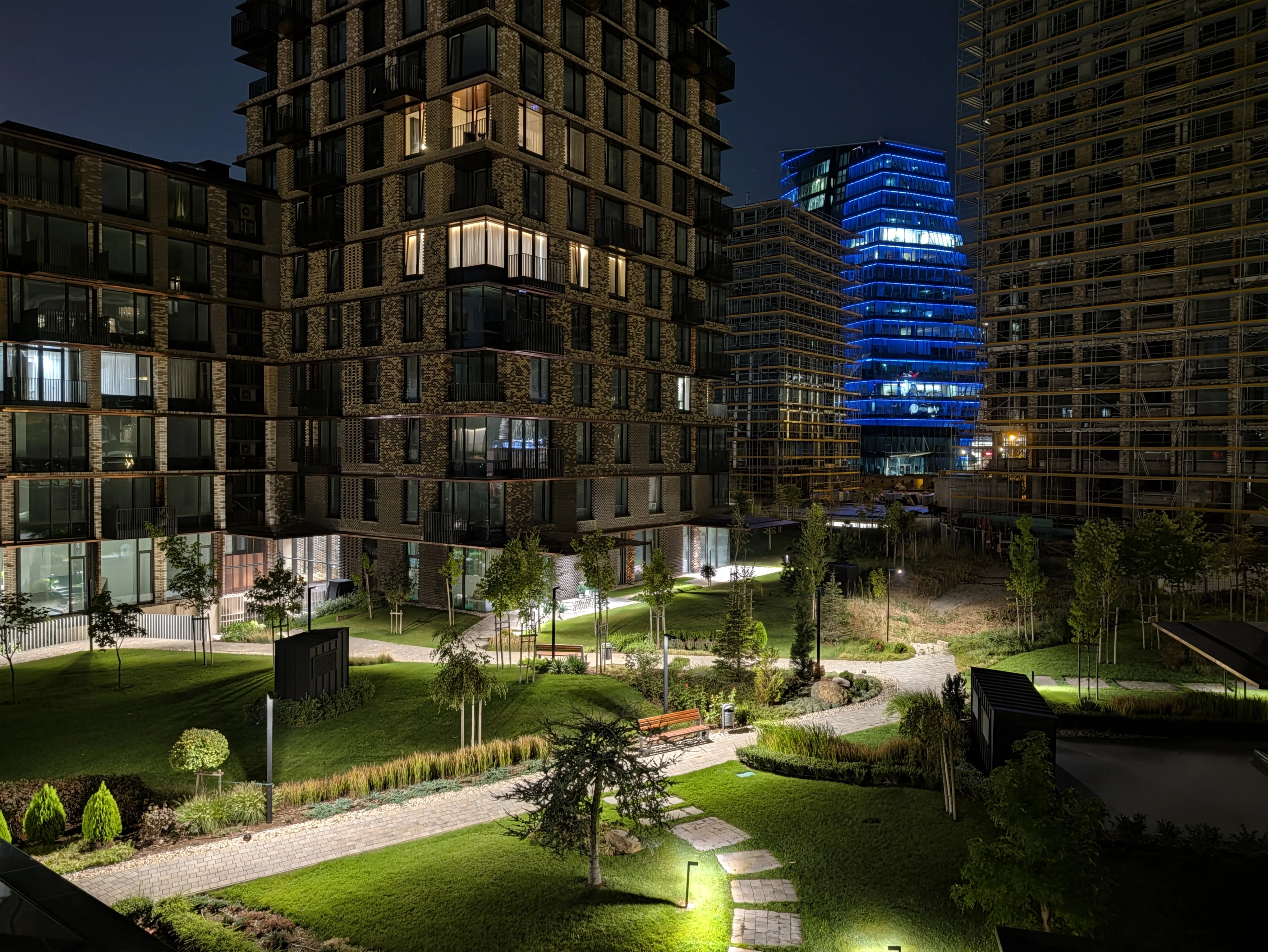 مقارنة الإضاءة المنخفضة، الكاميرا الرئيسية (1x): Pixel 11 Pro - 24 ملم، f/1.7، ISO 572، 1/11s (4080x3064 بكسل) - أخبار 26 09 مراجعة Google Pixel 11 Pro مقابل 10 Pro