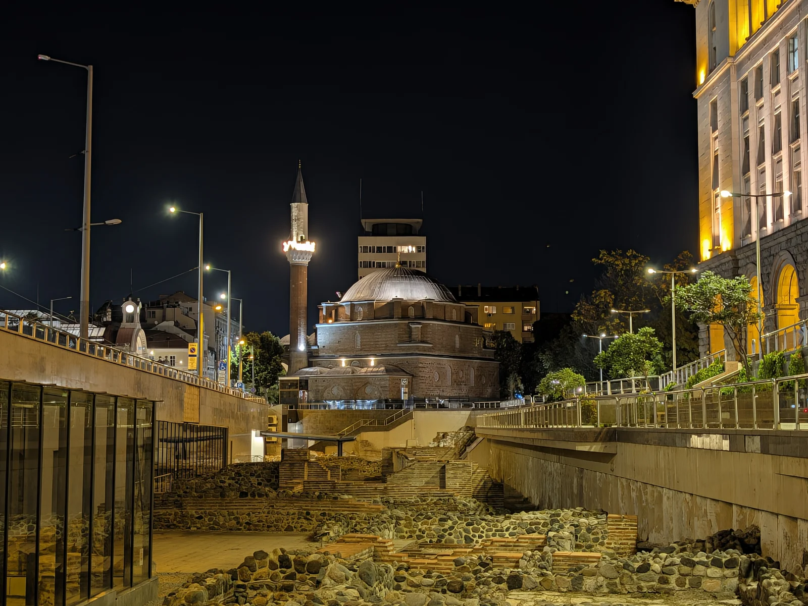 مقارنة الإضاءة المنخفضة، الكاميرا الرئيسية (2x): Pixel 11 Pro - 48 مم، f/1.7، ISO 159، 1/17 ثانية (4080 × 3064 بكسل) - أخبار 26 09 مراجعة Google Pixel 11 Pro مقابل 10 Pro