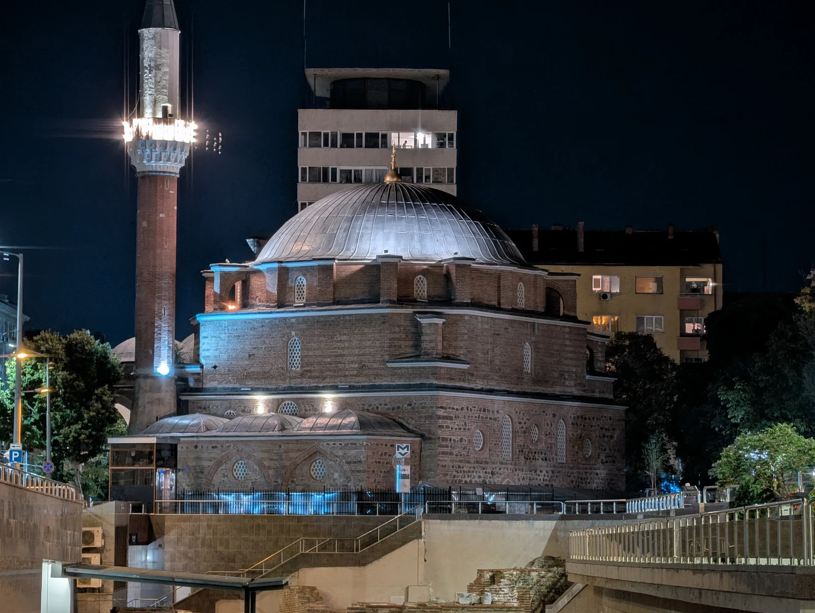مقارنة الإضاءة المنخفضة، الكاميرا المقربة (5x): Pixel 10 Pro - 122 مم، f/2.8، ISO 618، 1/25 ثانية (4080 × 3072 بكسل) - أخبار 26 09 مراجعة Google Pixel 11 Pro مقابل 10 Pro