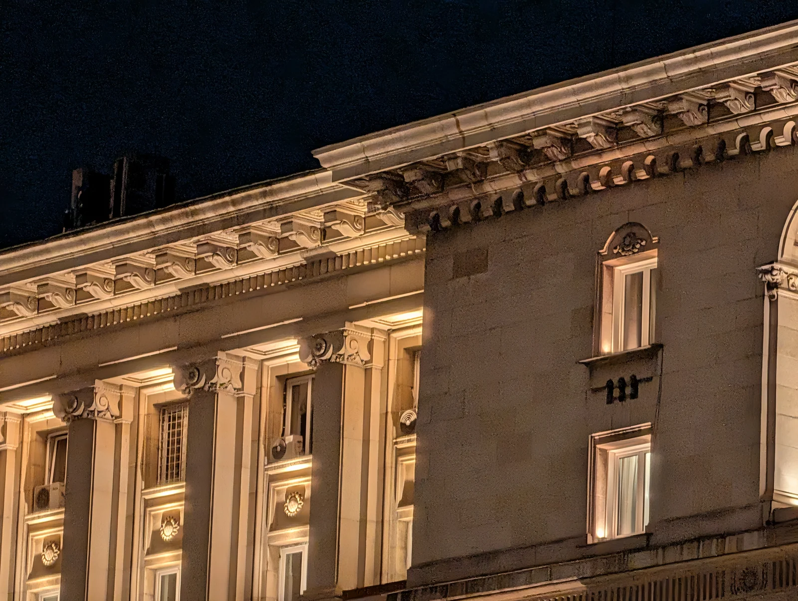مقارنة الإضاءة المنخفضة، الكاميرا المقربة (10x): Pixel 10 Pro - 243 مم، f/2.8، ISO 347، 1/25 ثانية (4080 × 3072 بكسل) - أخبار 26 09 مراجعة Google Pixel 11 Pro مقابل 10 Pro