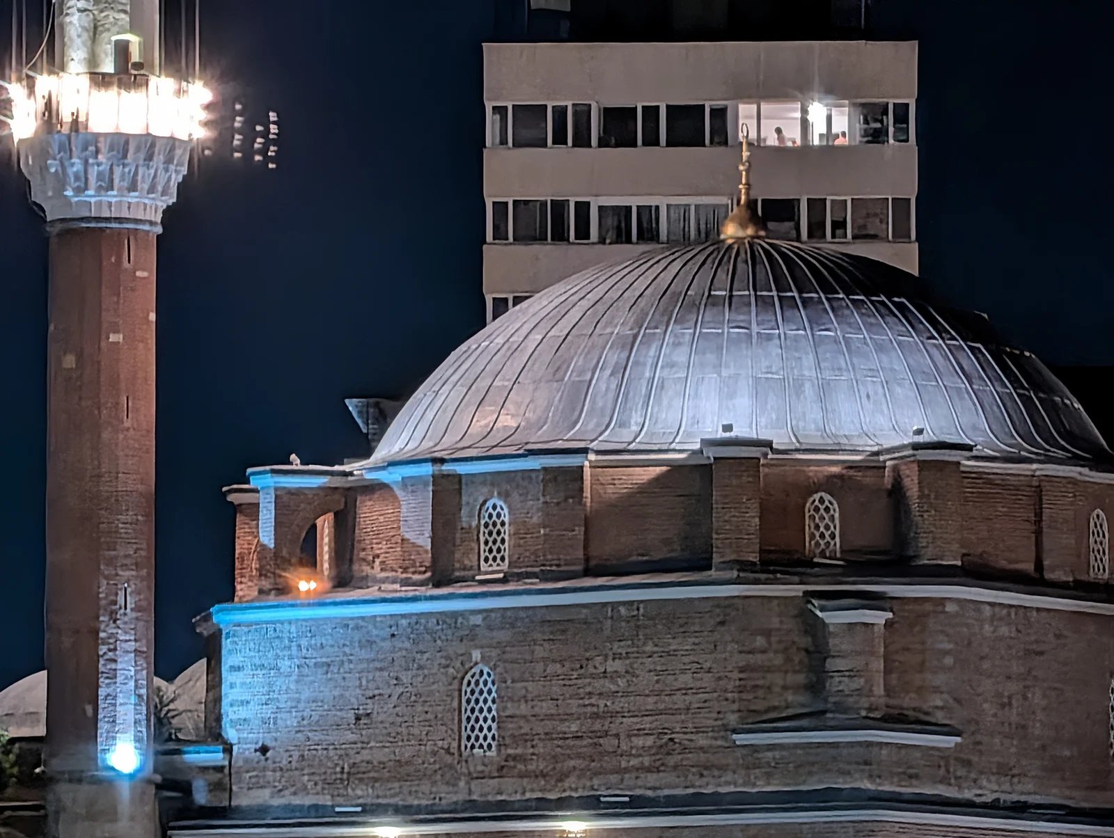 مقارنة الإضاءة المنخفضة، الكاميرا المقربة (10x): Pixel 10 Pro - 243 مم، f/2.8، ISO 358، 1/17 ثانية (4080 × 3072 بكسل) - أخبار 26 09 مراجعة Google Pixel 11 Pro مقابل 10 Pro