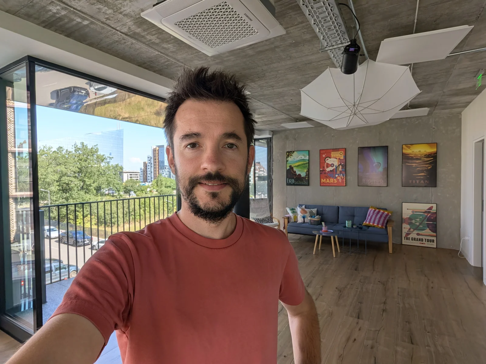مقارنة صور السيلفي: Pixel 11 Pro - 18 ملم، f/2.2، ISO 49، 1/290 ثانية (3648 × 2736 بكسل) - أخبار 26 09 مراجعة Google Pixel 11 Pro مقابل 10 Pro