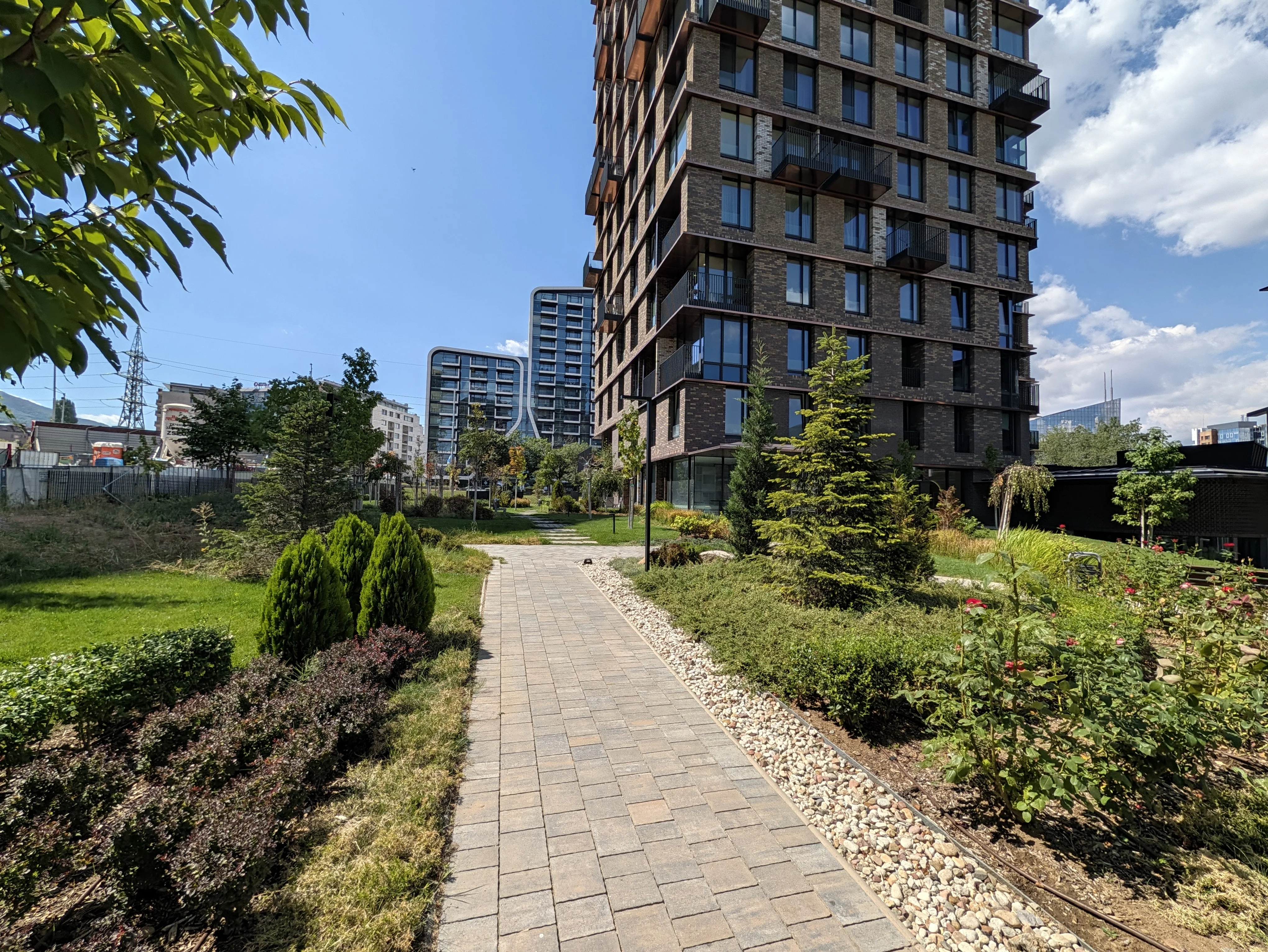 Сравнение дневного света, сверхширокая камера (0,5x): Pixel 11 Pro — 12 мм, f/1,7, ISO 52, 1/3436 с (4080x3064 пикселей) — Новости 26 09 Обзор Google Pixel 11 Pro против 10 Pro