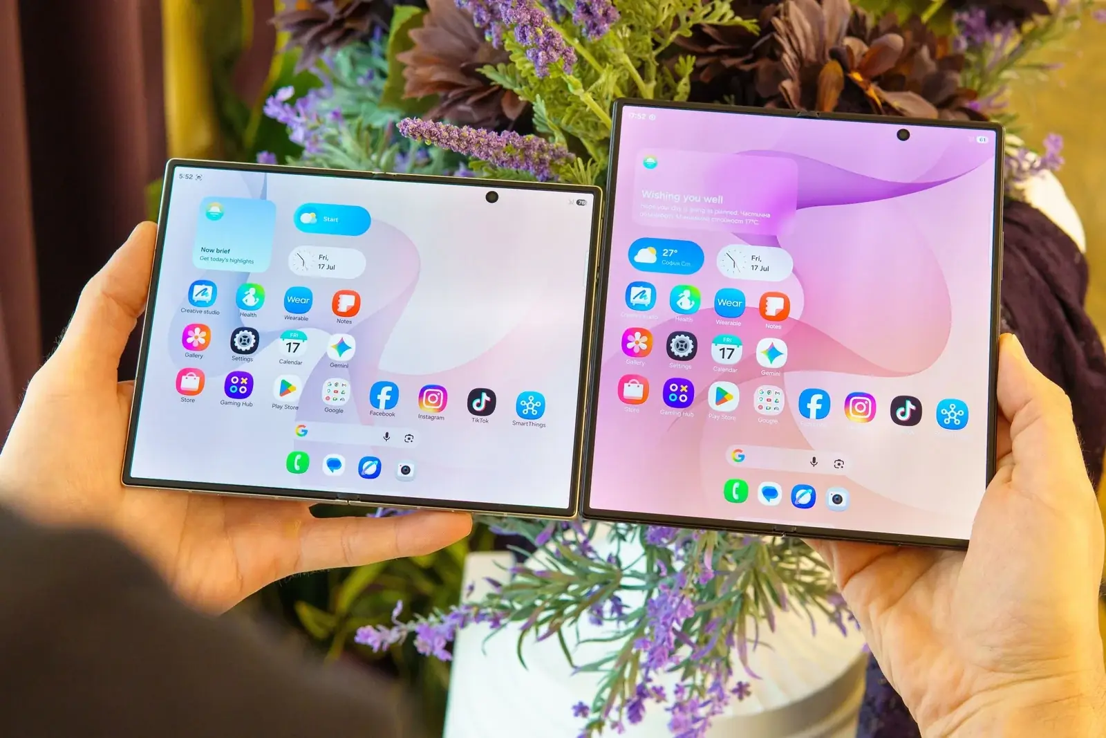 Samsung Galaxy Z Fold8 (左) と Galaxy Z Fold8 Ultra