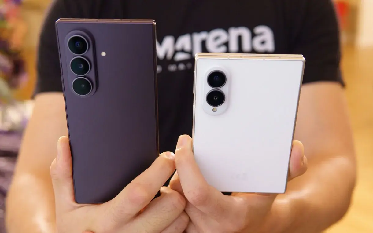 Vergelijking schermgrootte cover: Galaxy Z Fold8 Ultra (links) en Galaxy Z Fold8 (rechts)