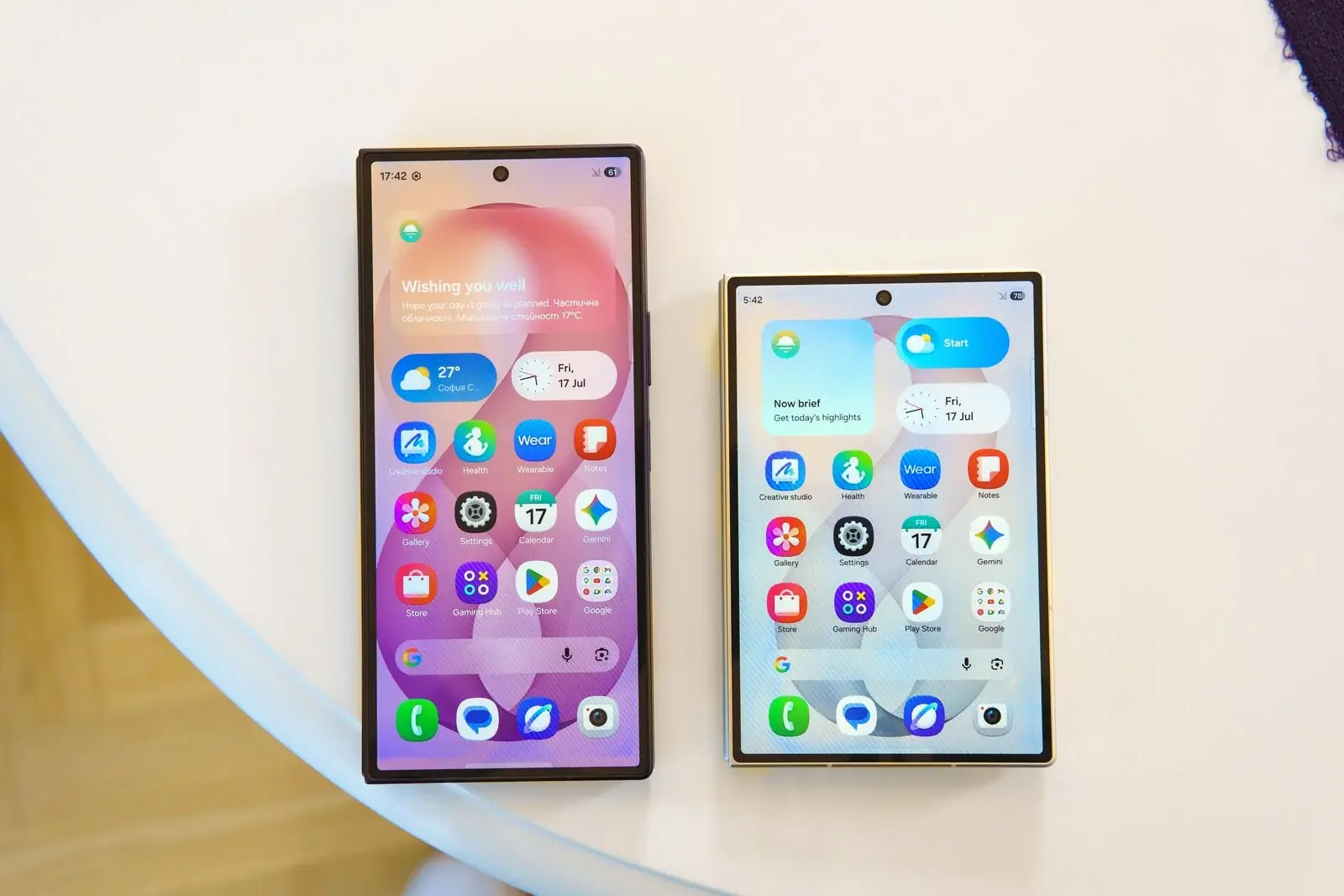 Сравнение размеров обложки: Galaxy Z Fold8 Ultra (слева) и Galaxy Z Fold8 (справа)