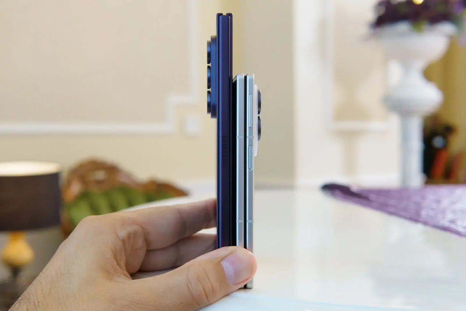 Толщина Z Fold8 составляет 9,7 мм, а Z Fold8 Ultra тоньше — 8,9 мм.