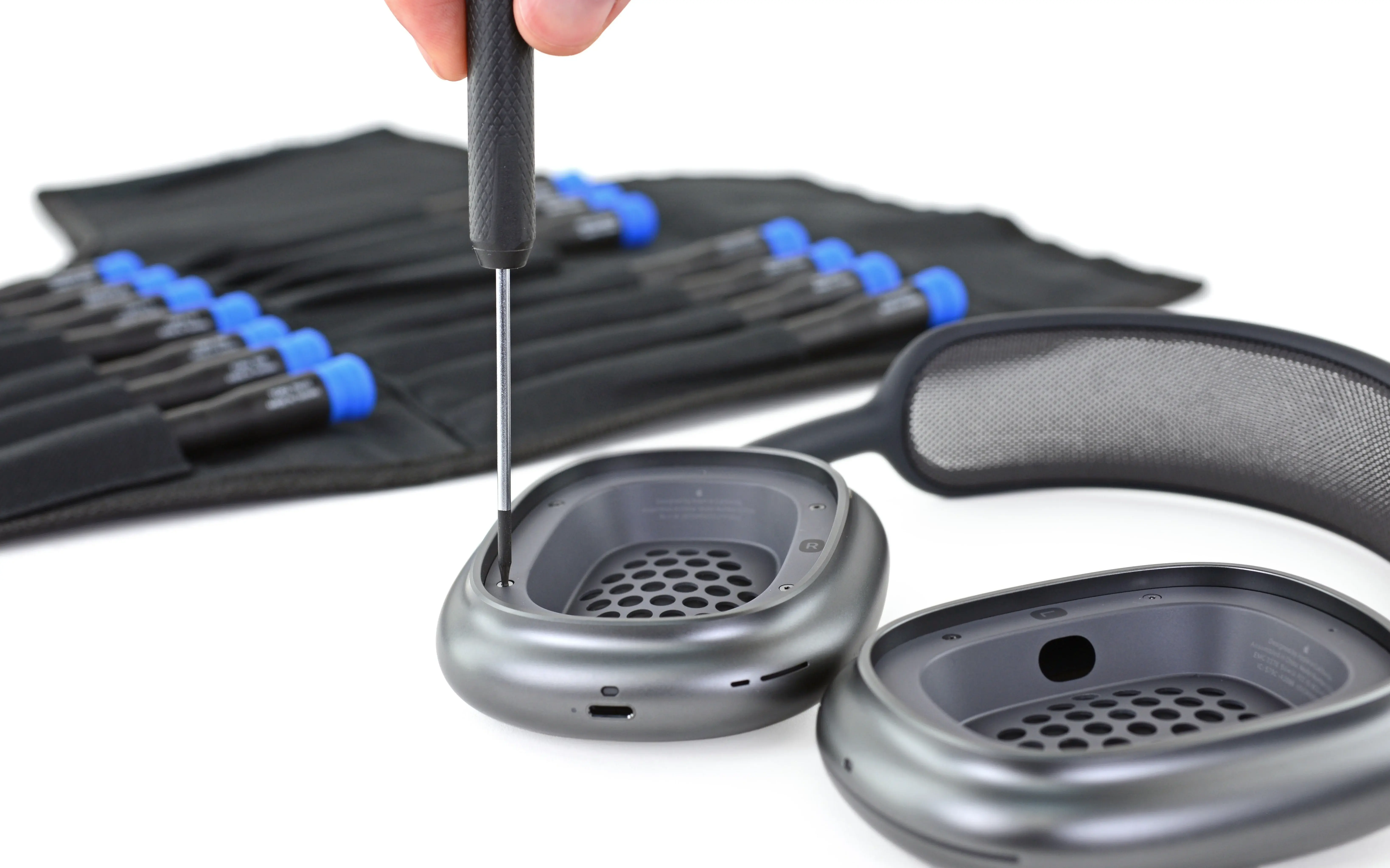 AirPods Max получили полную демонтаж iFixit
