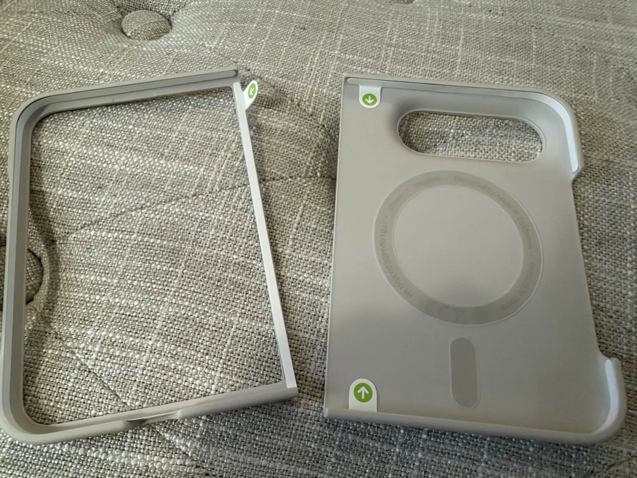 La funda de silicona oficial para iPhone Duo de Apple requiere adhesivo para un ajuste seguro