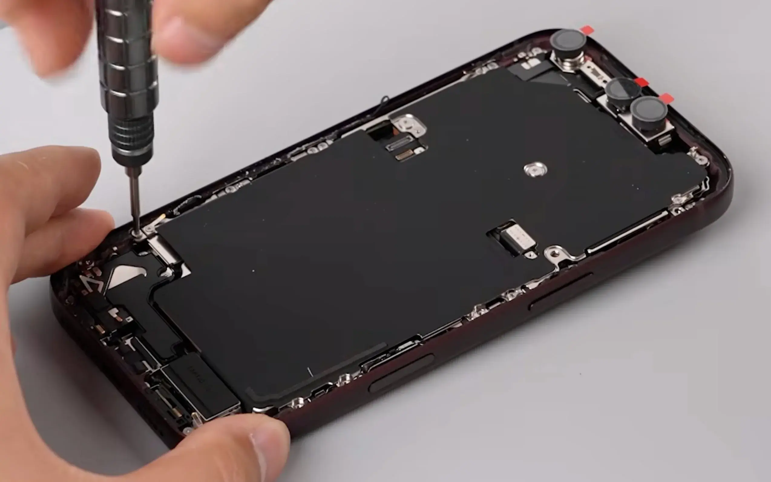 النظرة الأولى على وصول فيديو Teardown لـ iPhone 18Pro