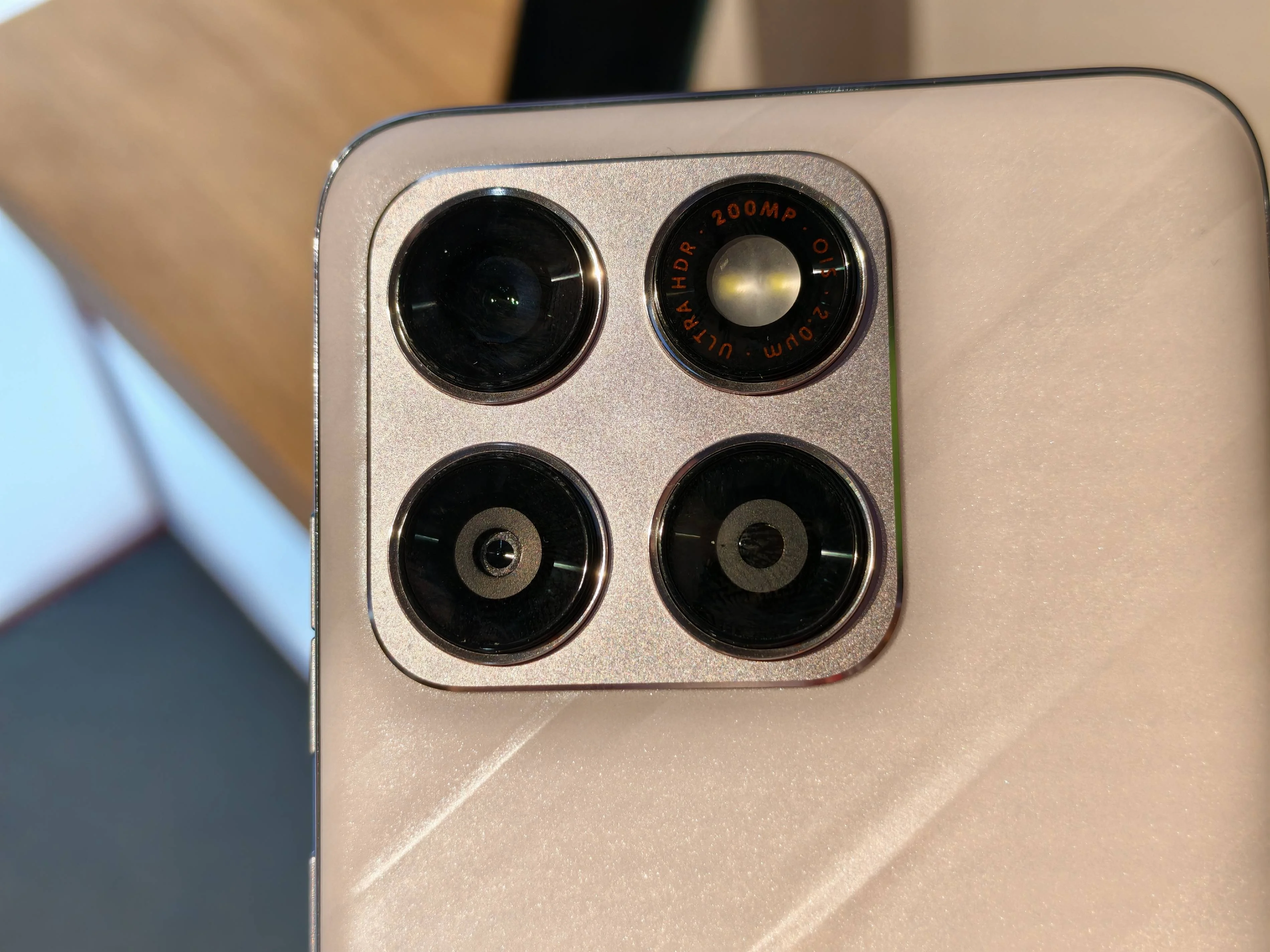 Motorola Edge 70 Plus、带水晶的 Razr 70、Watch Ultra 上手体验