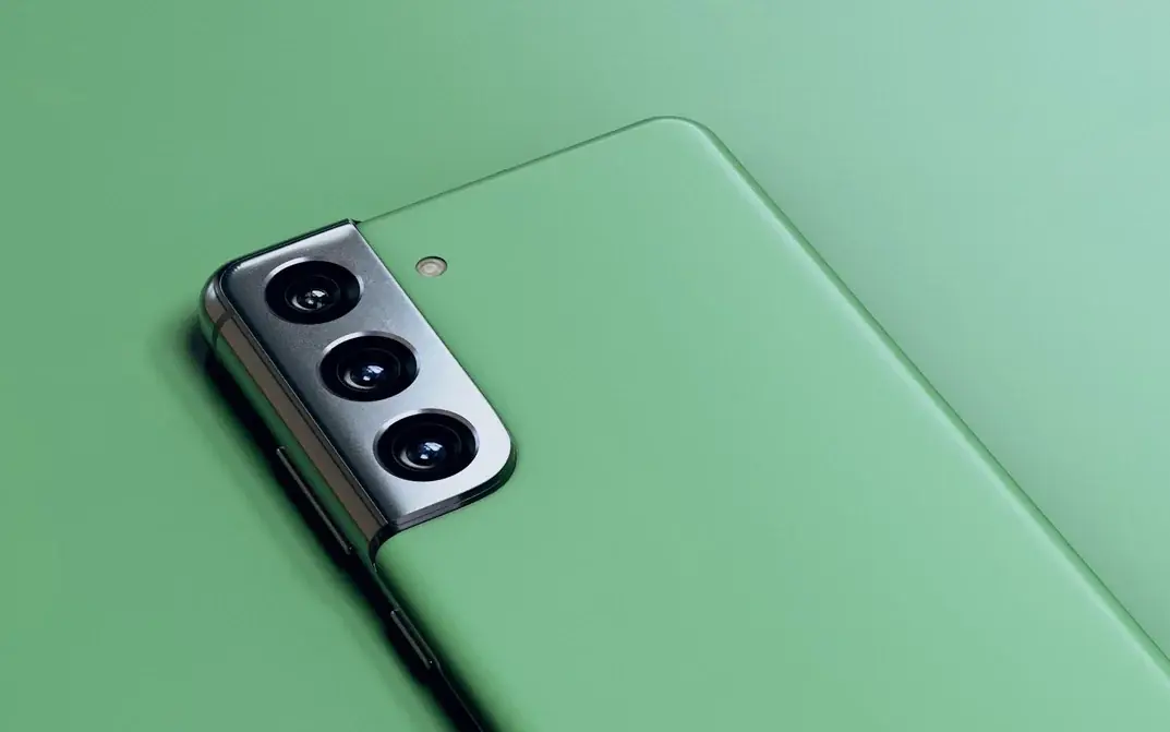 تراجعت شركة Samsung Australia لتؤكد لون Phantom Green الجديد لجهاز Galaxy S21 +