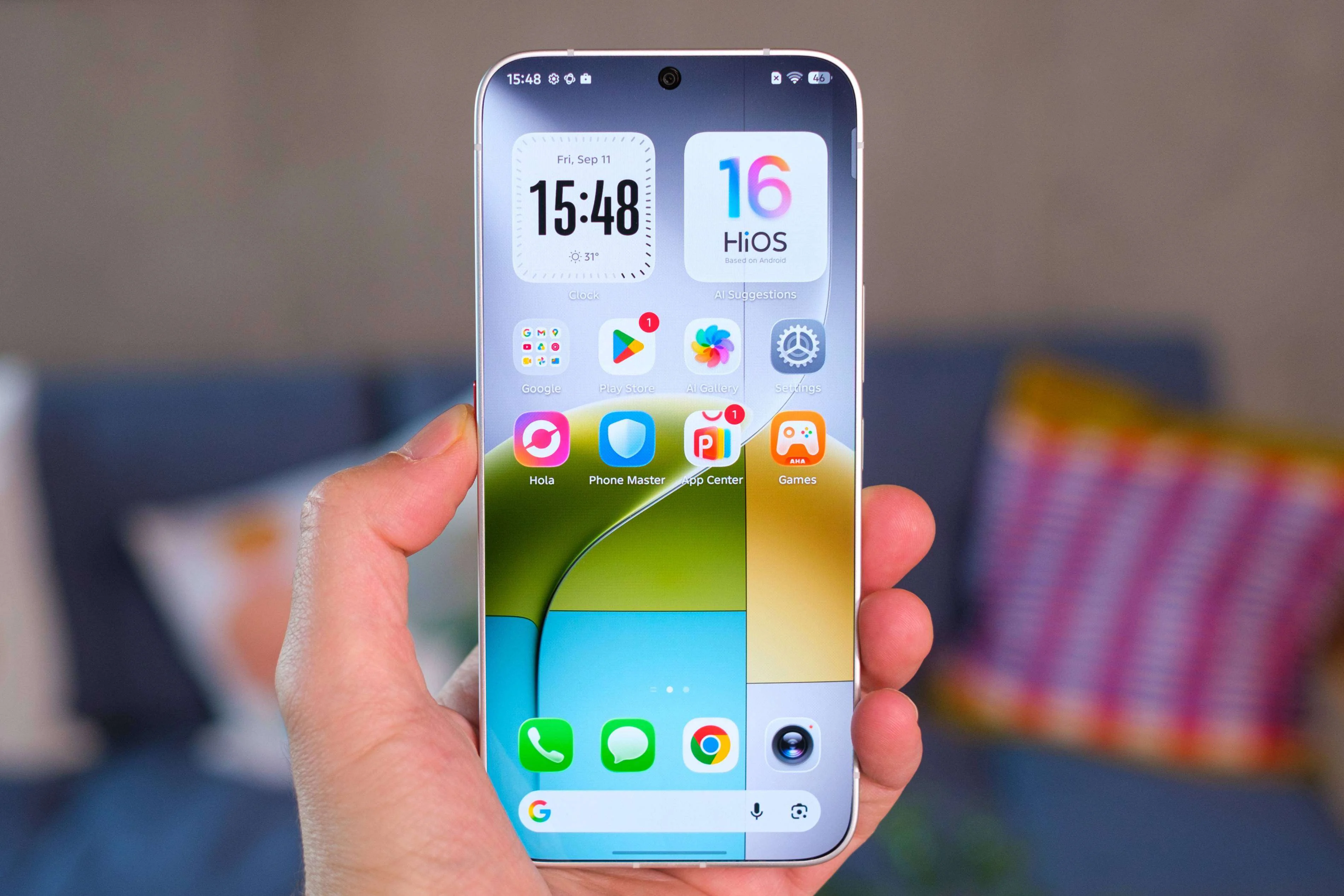 È un po' strano tenere in mano un telefono senza cornice