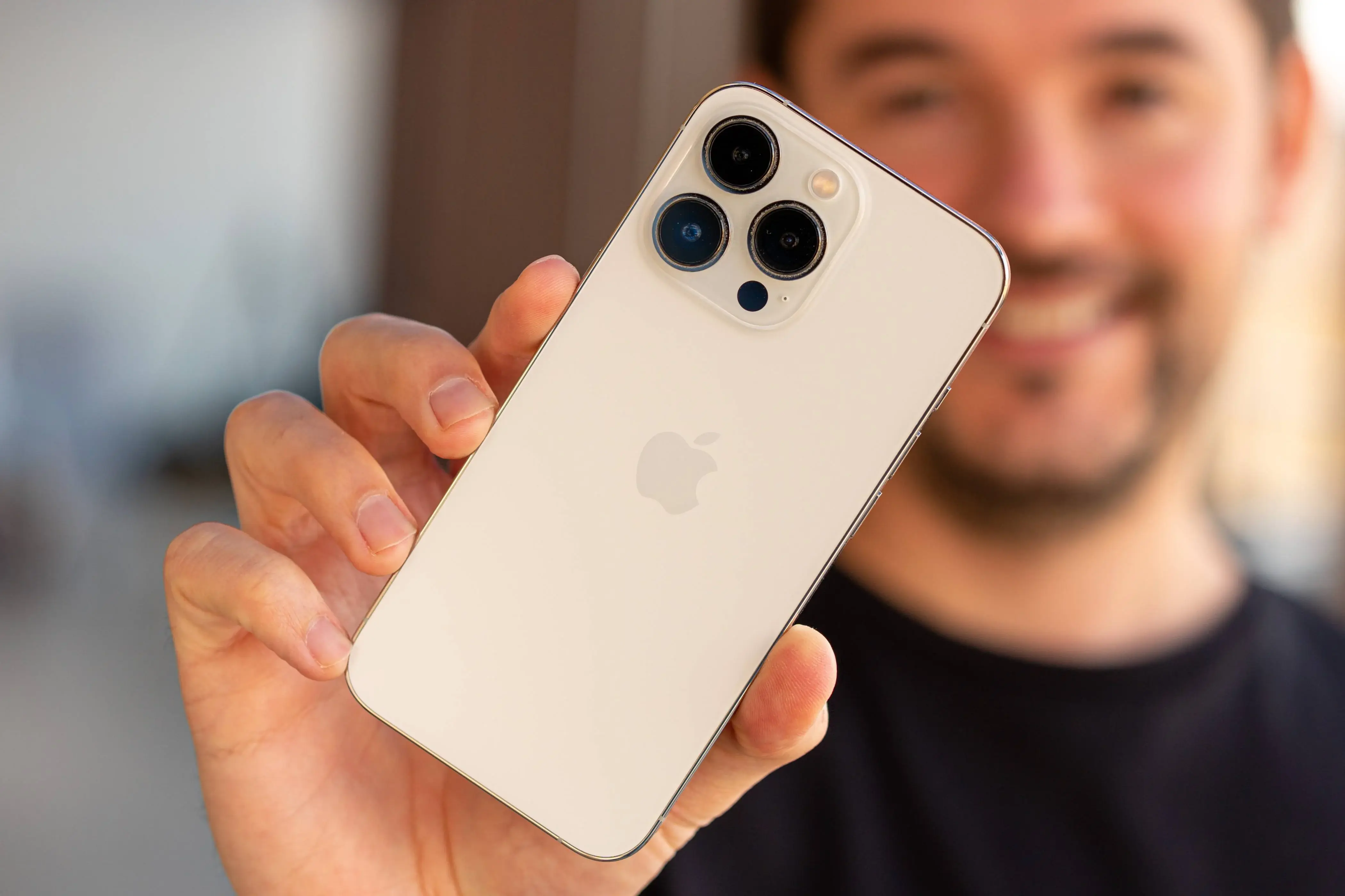La riscoperta dell'iPhone da parte di un uomo La riscoperta dell'iPhone da parte di un uomo
