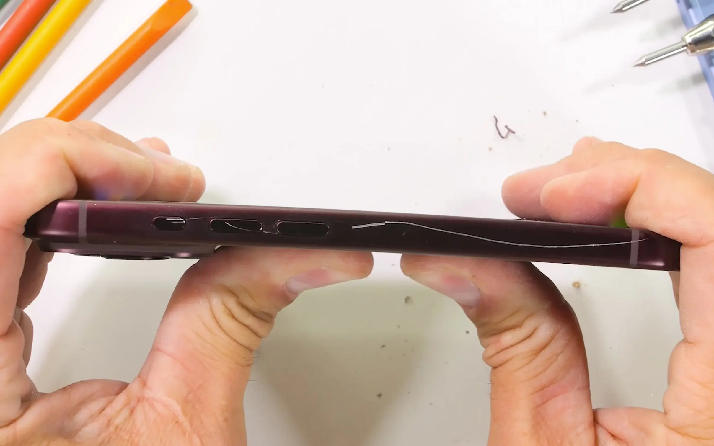 Сможет ли iPhone 18 Pro прогнуться под давлением?