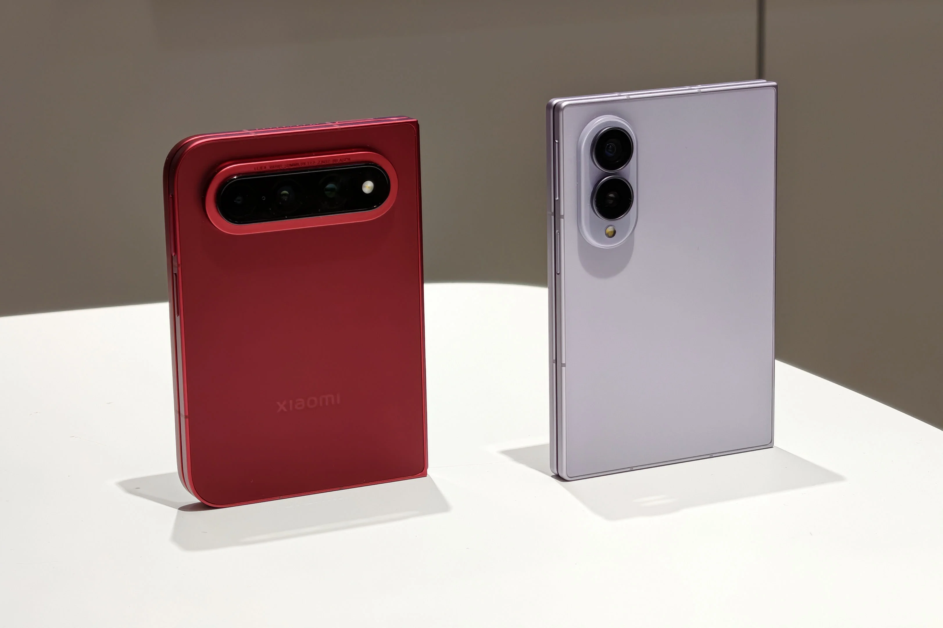 Samsung Galaxy Z Fold8 وXiaomi 18 Fold جنبًا إلى جنب