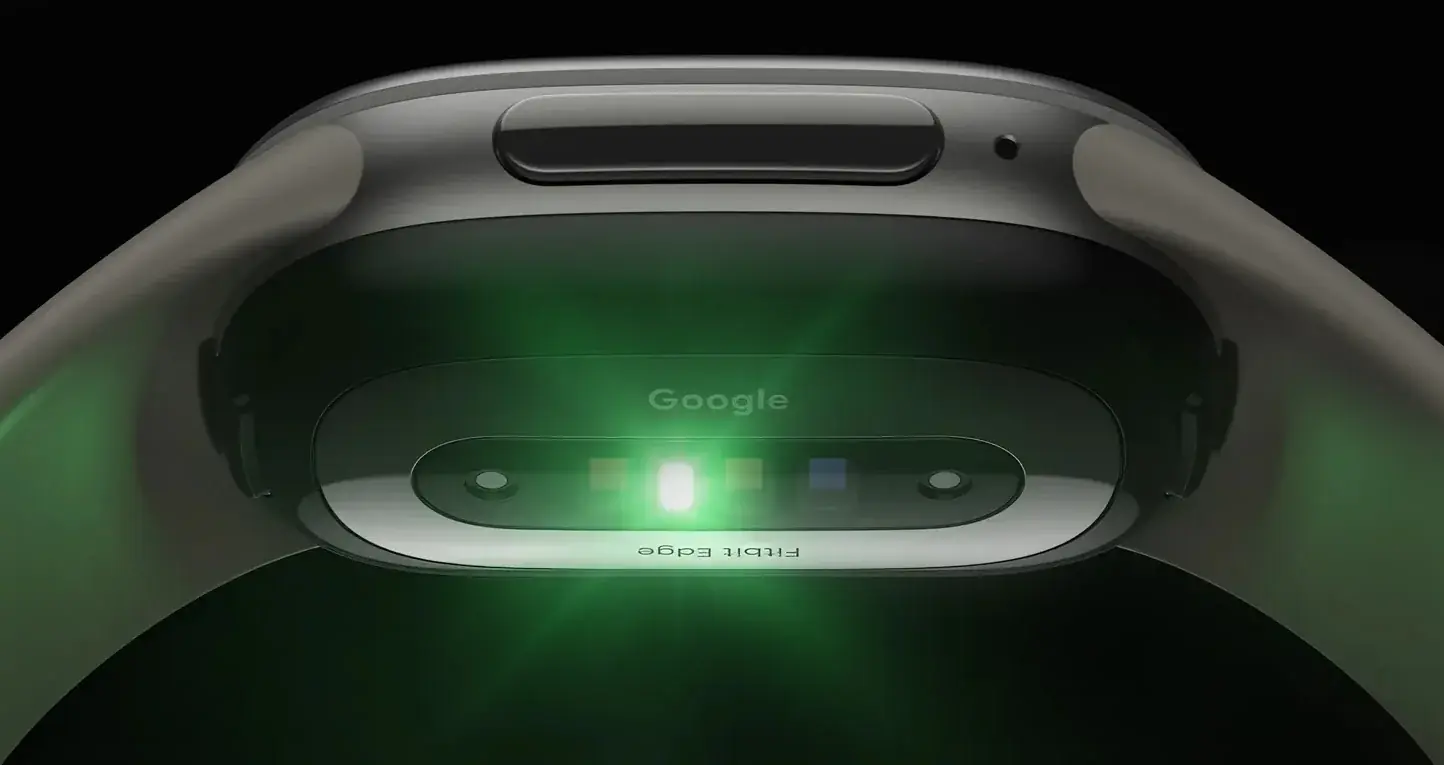 Новый фитнес-трекер Fitbit Edge от Google оснащен экраном и обеспечивает до 7 дней использования.