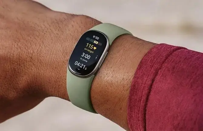 Новый фитнес-трекер Fitbit Edge от Google оснащен экраном и обеспечивает до 7 дней использования.