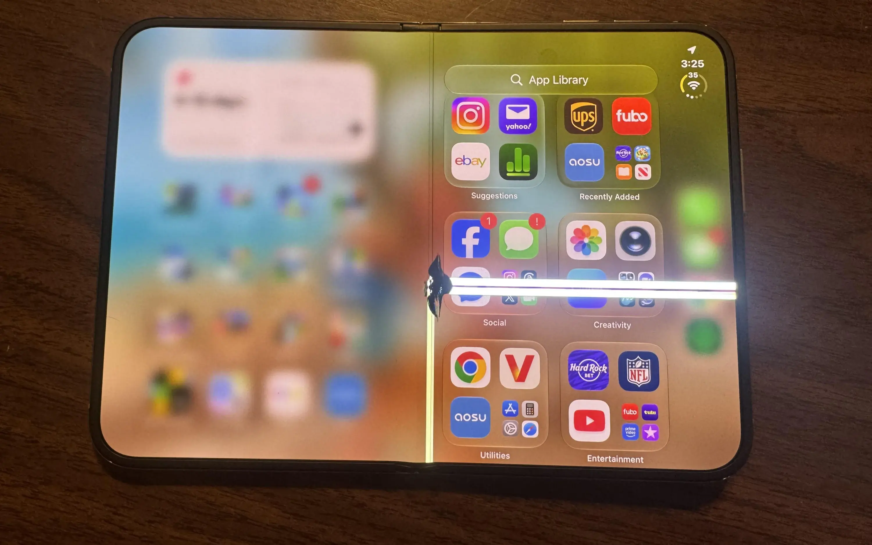 iPhone Duo 소유자, 의심되는 힌지 결함과 관련된 내부 화면 균열 보고