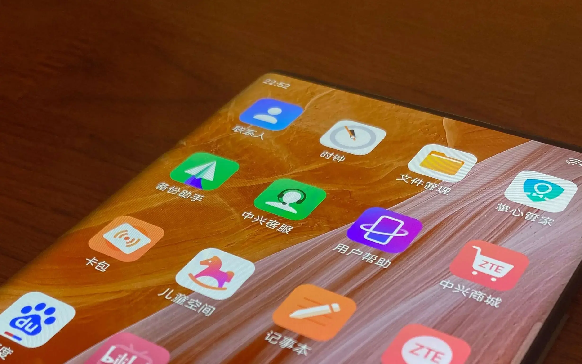 El primer vistazo en vivo del ZTE Axon 40 muestra una cámara debajo de la pantalla mejorada