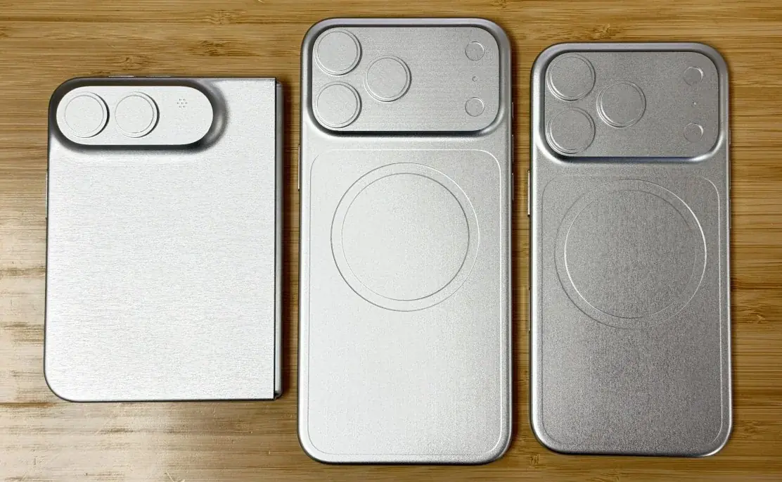 iPhone Ultra (左) ダミーには MagSafe 用の磁気リングが表示されません iPhone Ultra (左) ダミーには MagSafe 用の磁気リングが表示されません