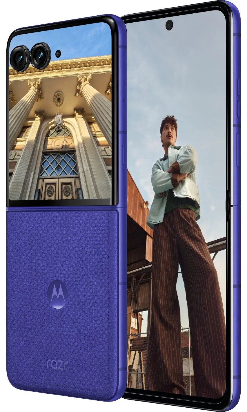 Razr 70 Ultra in orientblauem Alcantara und Pantone-Kakaoholz