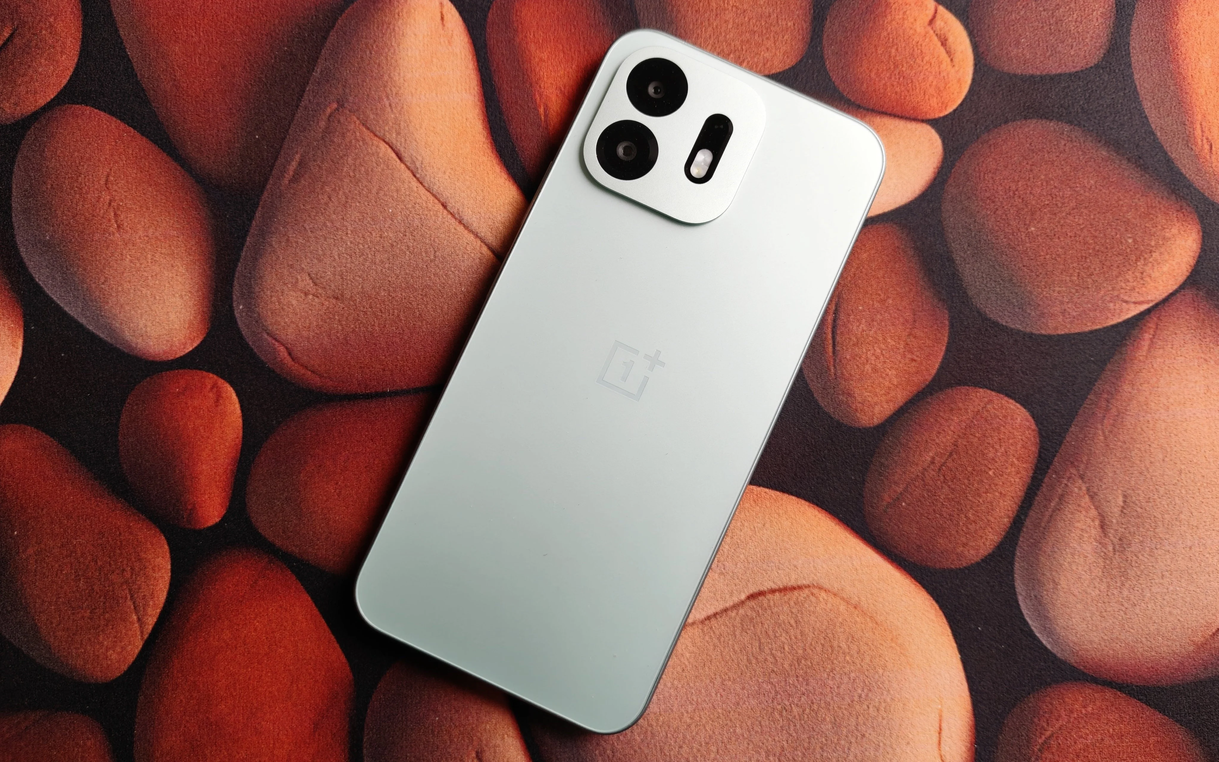 Trapelato il box OnePlus N6: rivelato il contenuto completo