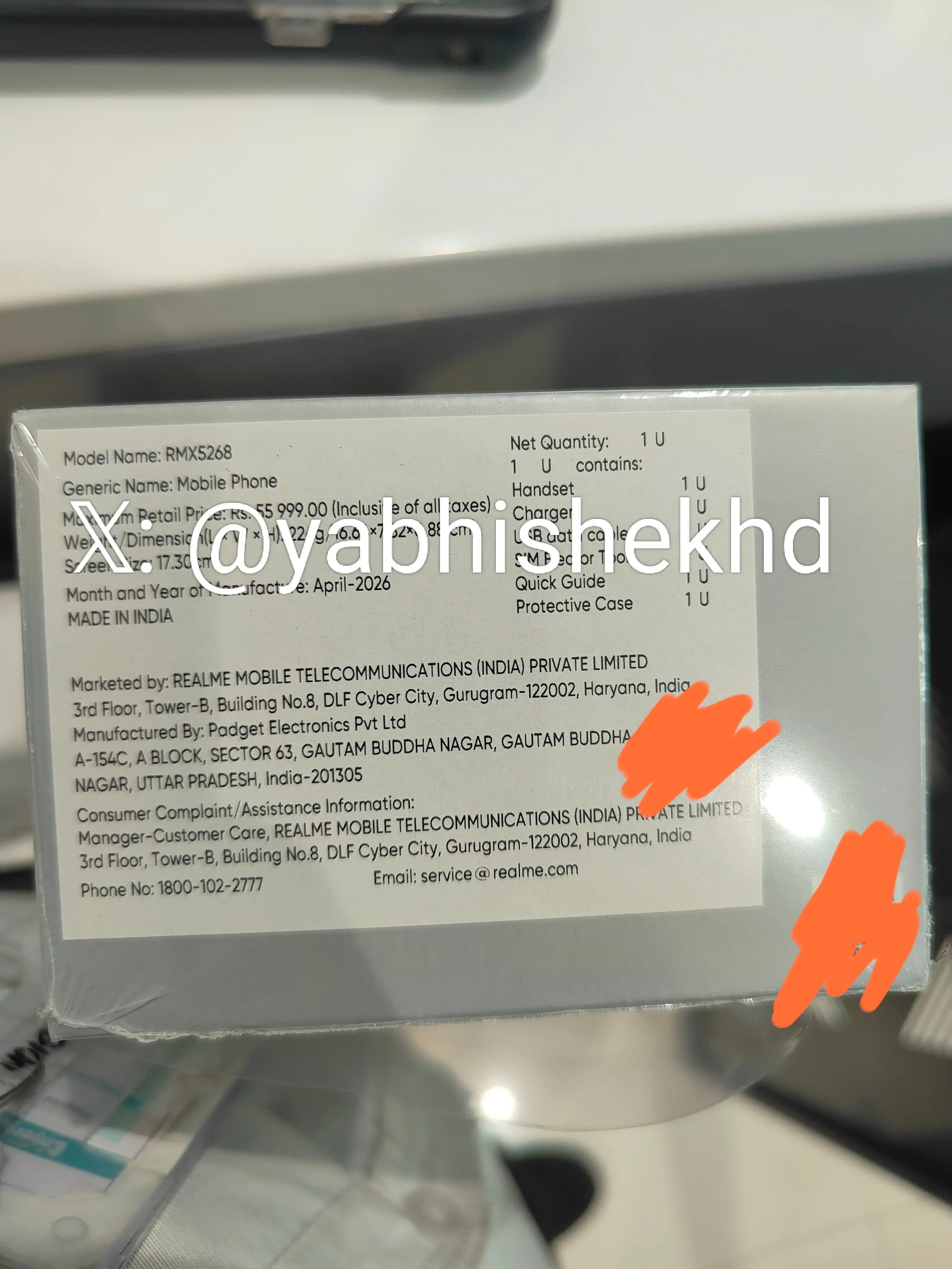 Живое изображение Realme 16T (слева) и коробка (справа)