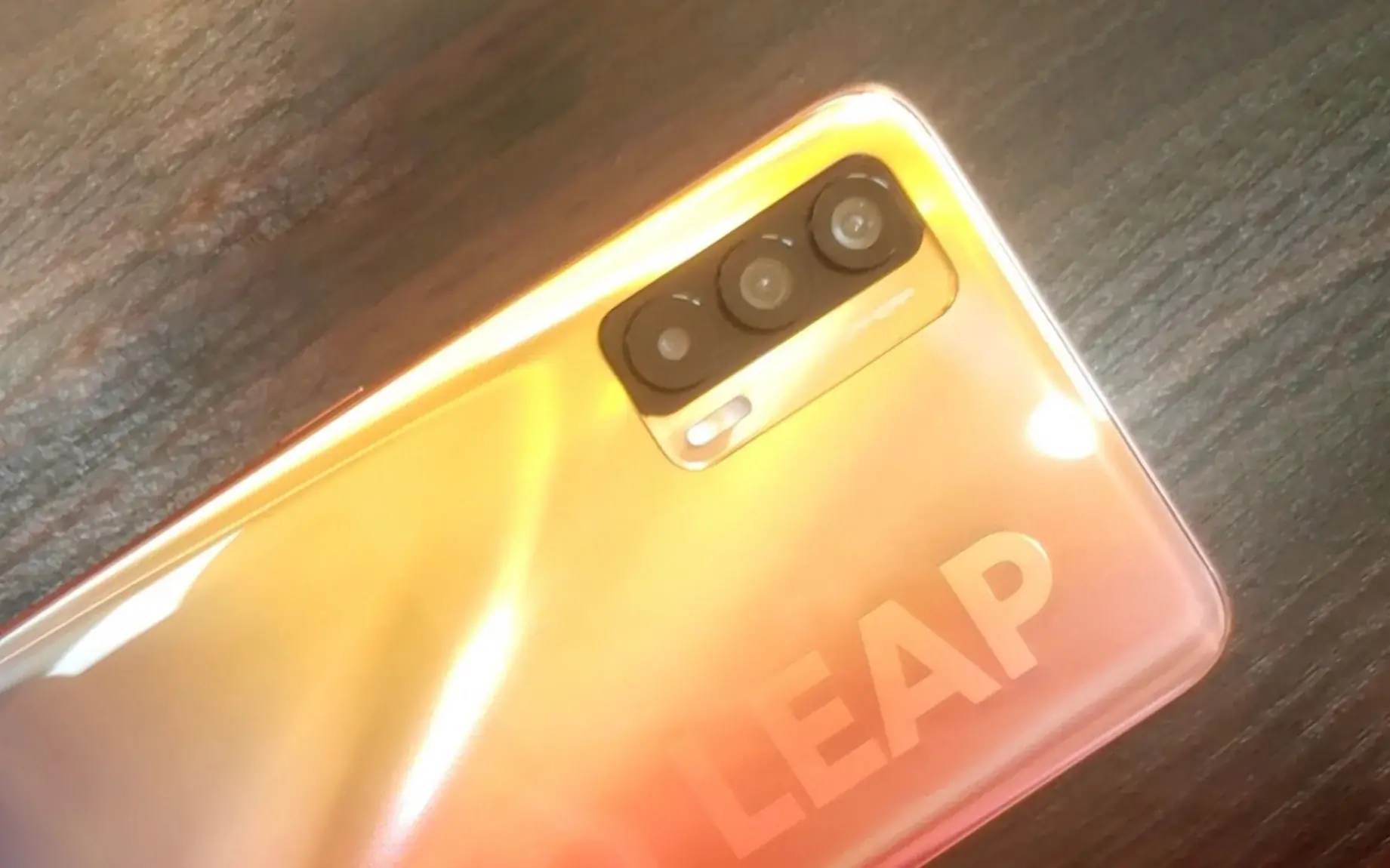 Realme Koi(레이스) 표면 사진으로 놀라운 디자인 공개, 125W 고속 충전 소문 촉발