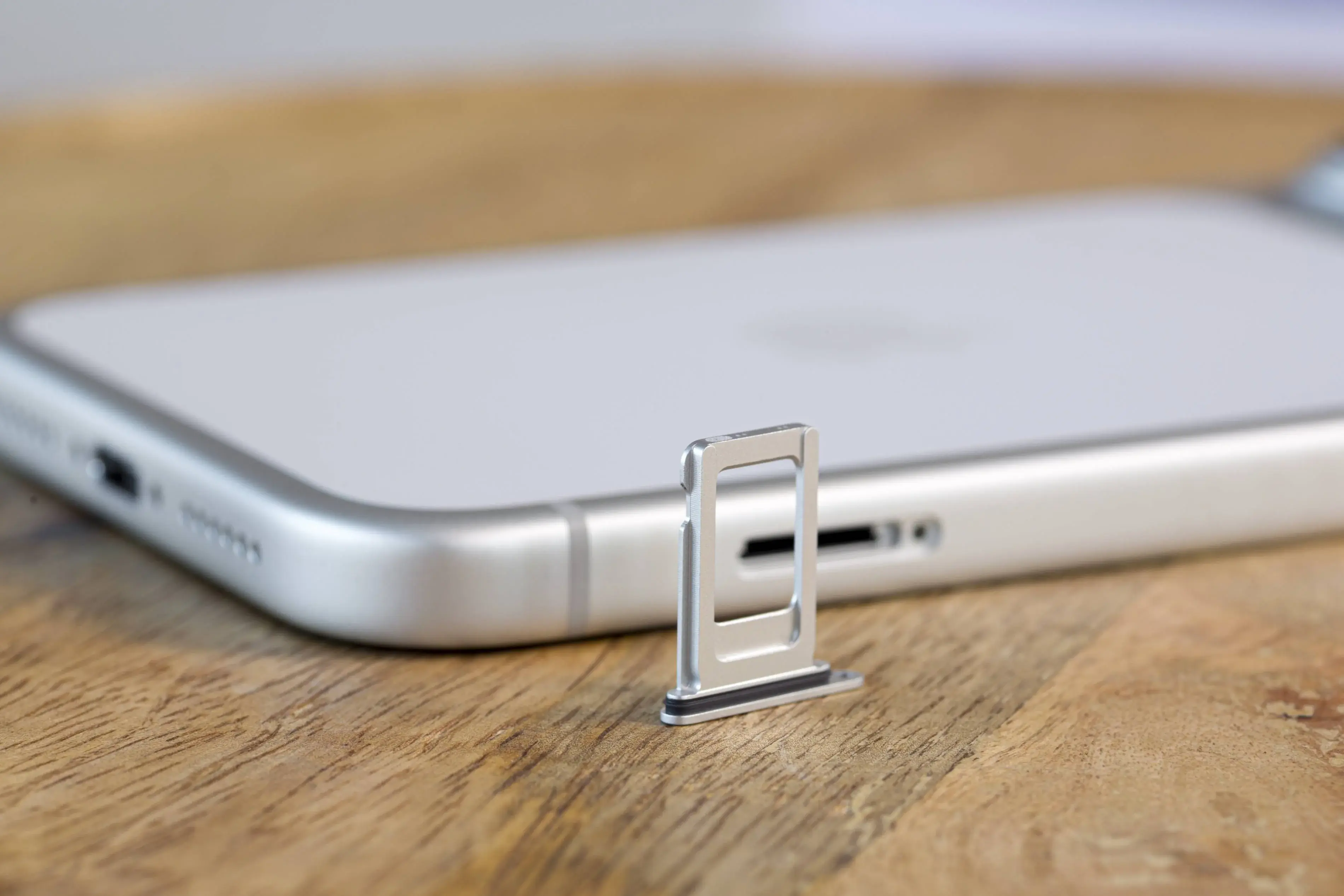 Voci: i futuri iPhone in Europa saranno solo eSIM