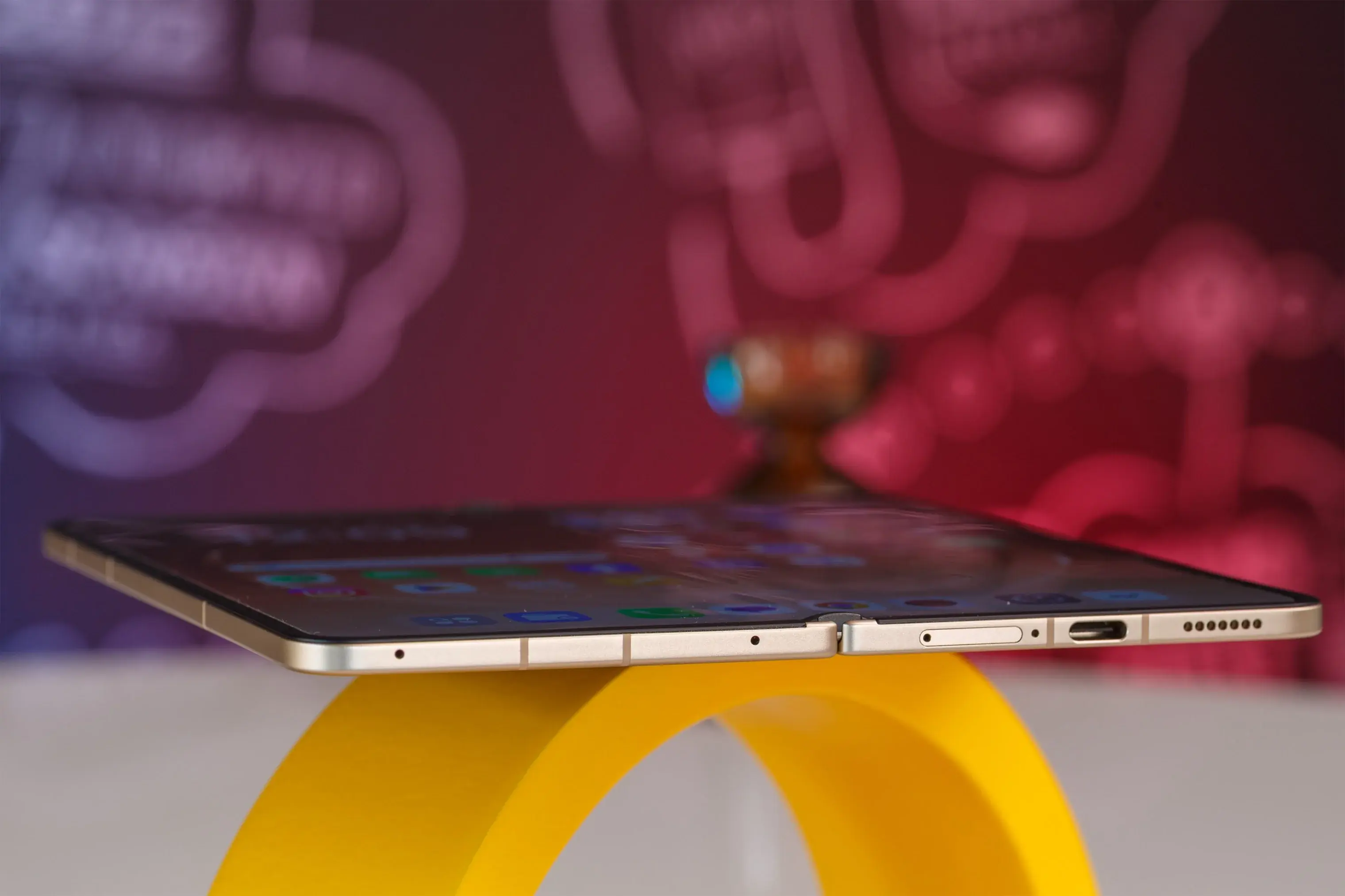 Das Oppo Find N6 verfügt über ein Titan-Flexionsscharnier, das mithilfe der 3D-Flüssigkeitsdrucktechnologie hergestellt wurde