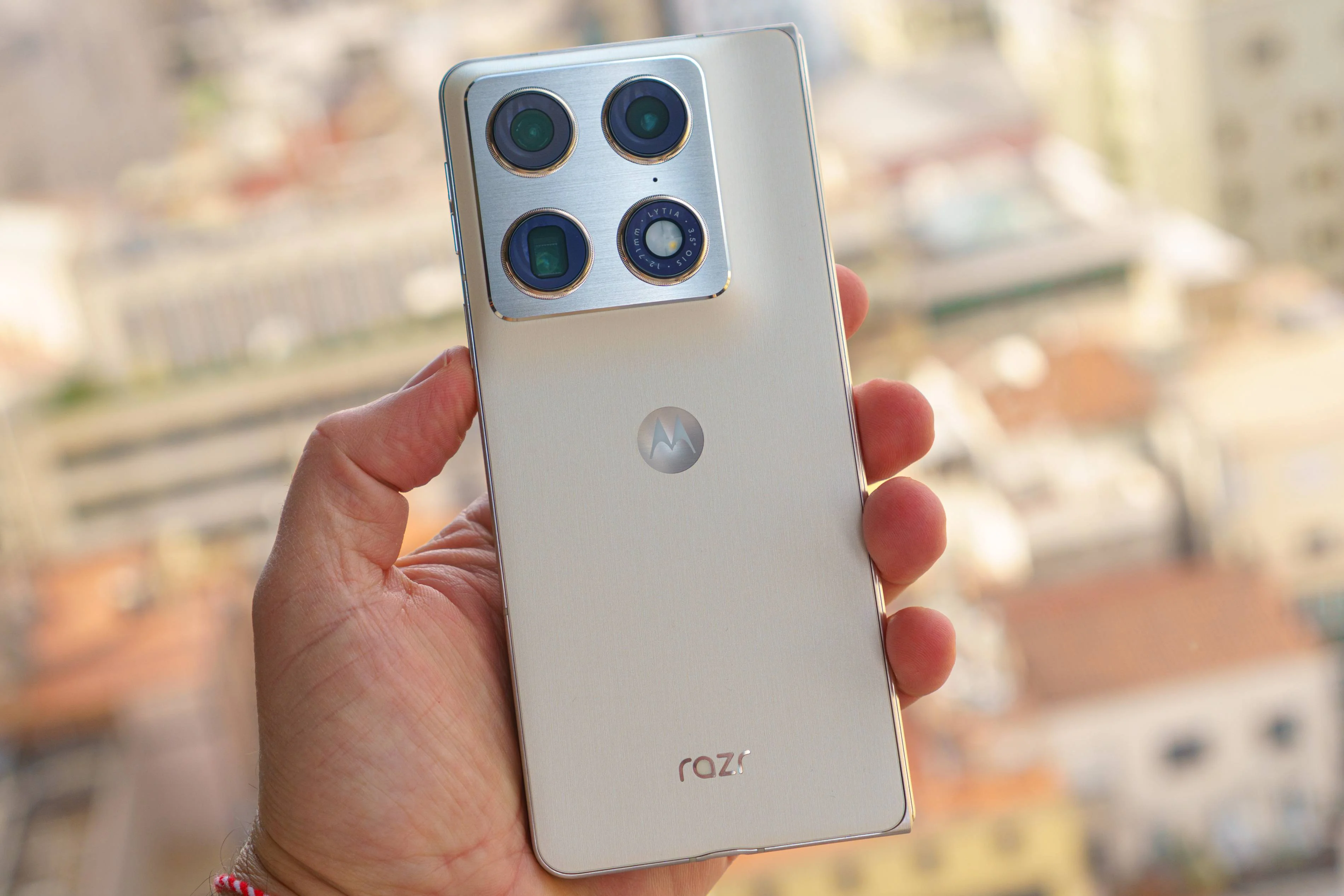Razr Fold를 손에 쥐다