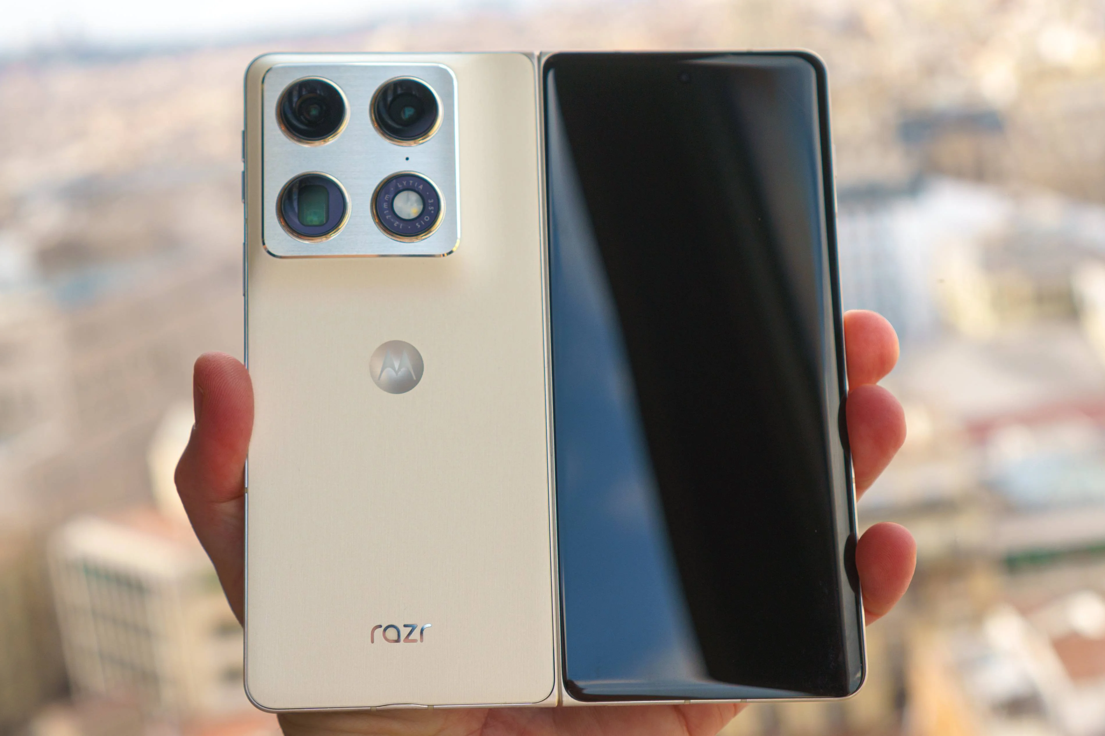 De Razr Fold in de hand