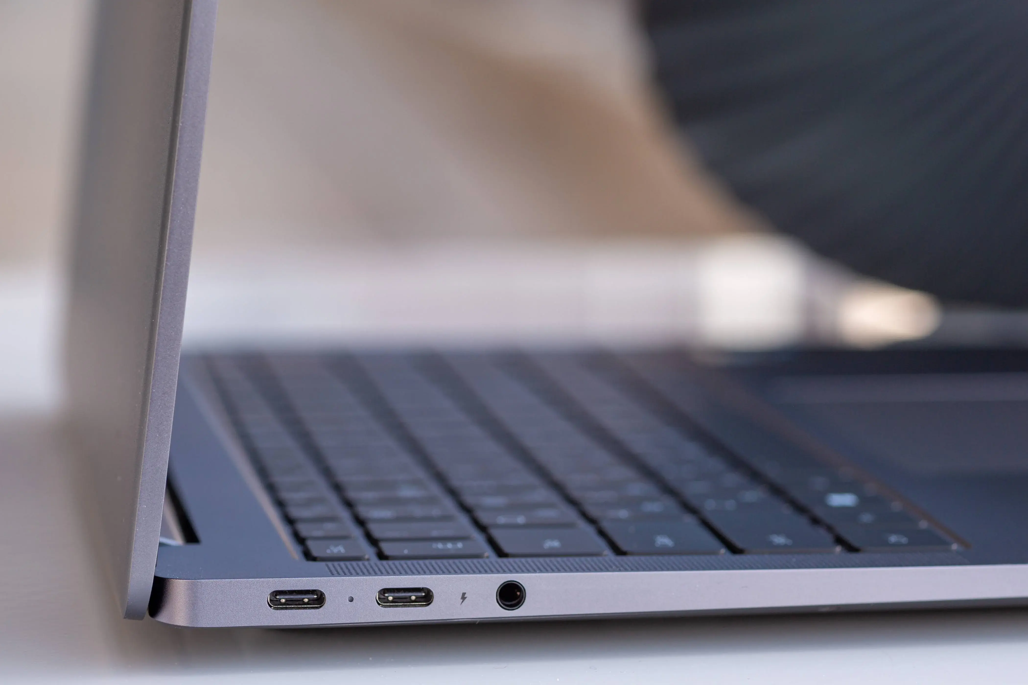 USB 3.2 포트, Thunderbolt 4, 헤드폰/마이크 콤보. USB 3.2(A형 인터페이스) 및 풀사이즈 HDMI
