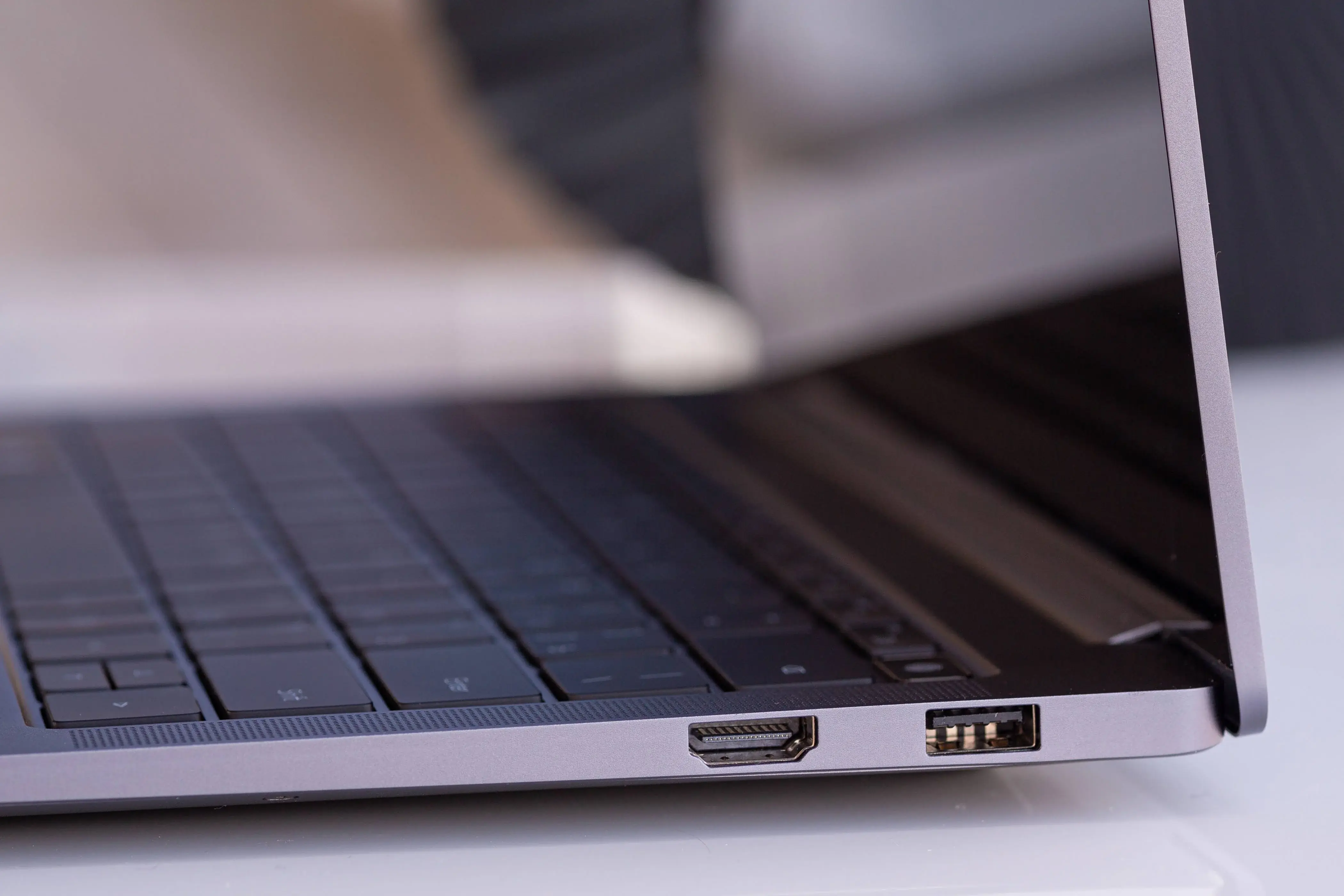 USB 3.2 포트, Thunderbolt 4, 헤드폰/마이크 콤보 • USB 3.2(A형 인터페이스) 및 풀사이즈 HDMI