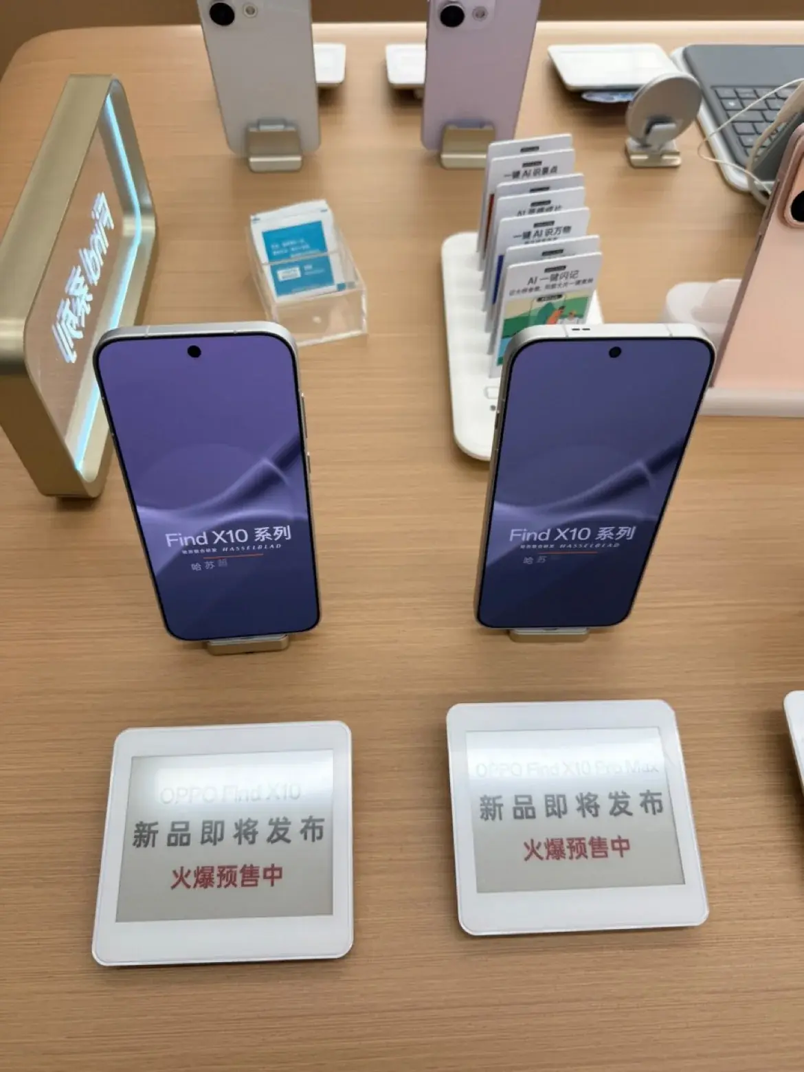 Trova X10 e Trova X10 Pro Max (a sinistra) e Trova X10 Pro Max (a destra)