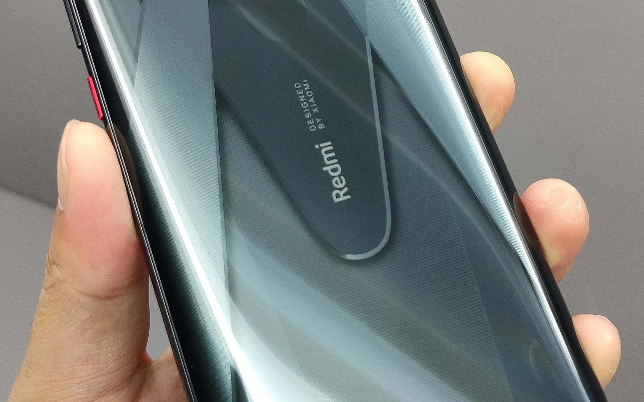 Redmi K20 Pro Avengers Edition: 最初の実践画像で象徴的なデザインが明らかに