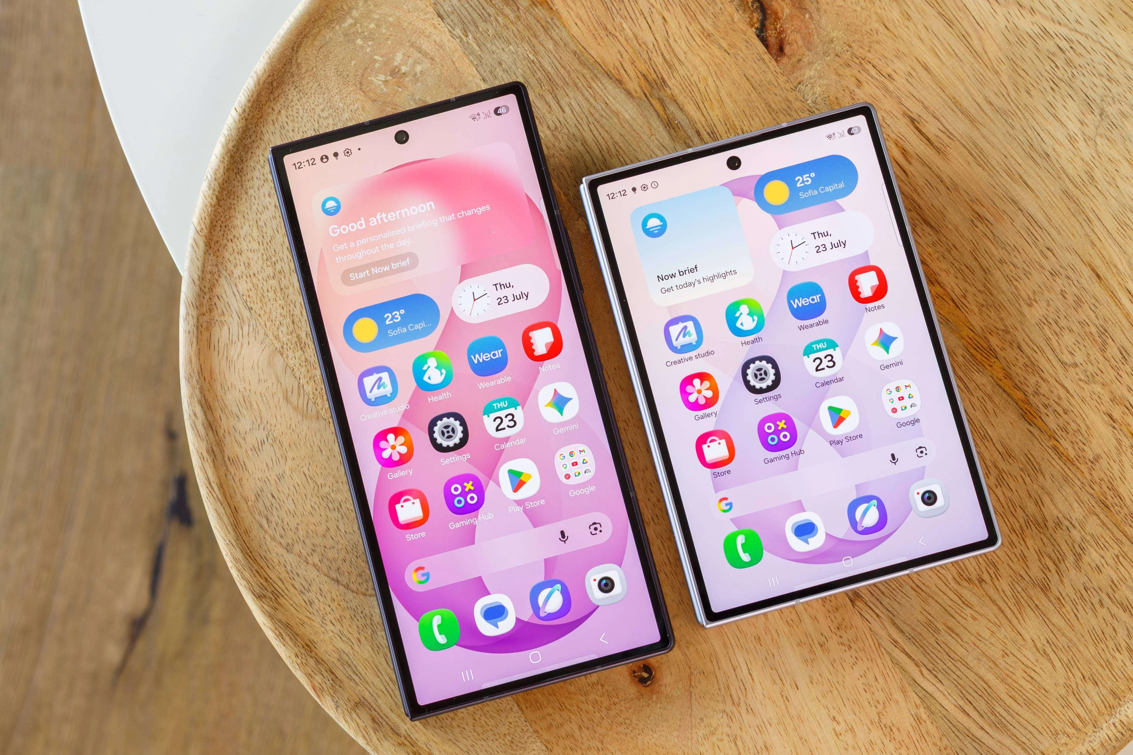 По сравнению с Galaxy Z Fold8 Ultra, Fold8 приземистее и шире.