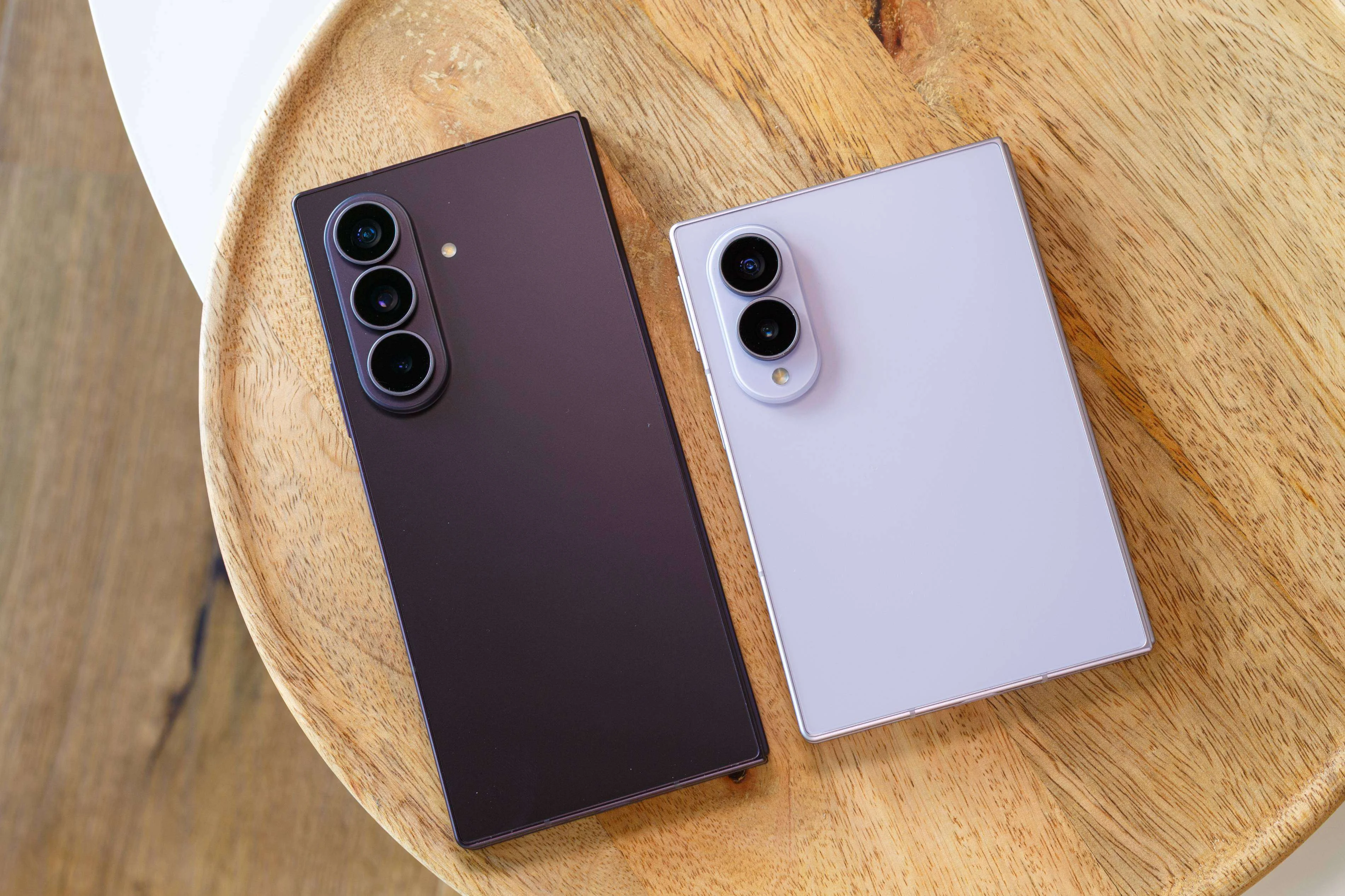 По сравнению с Galaxy Z Fold8 Ultra, Fold8 приземистее и шире.