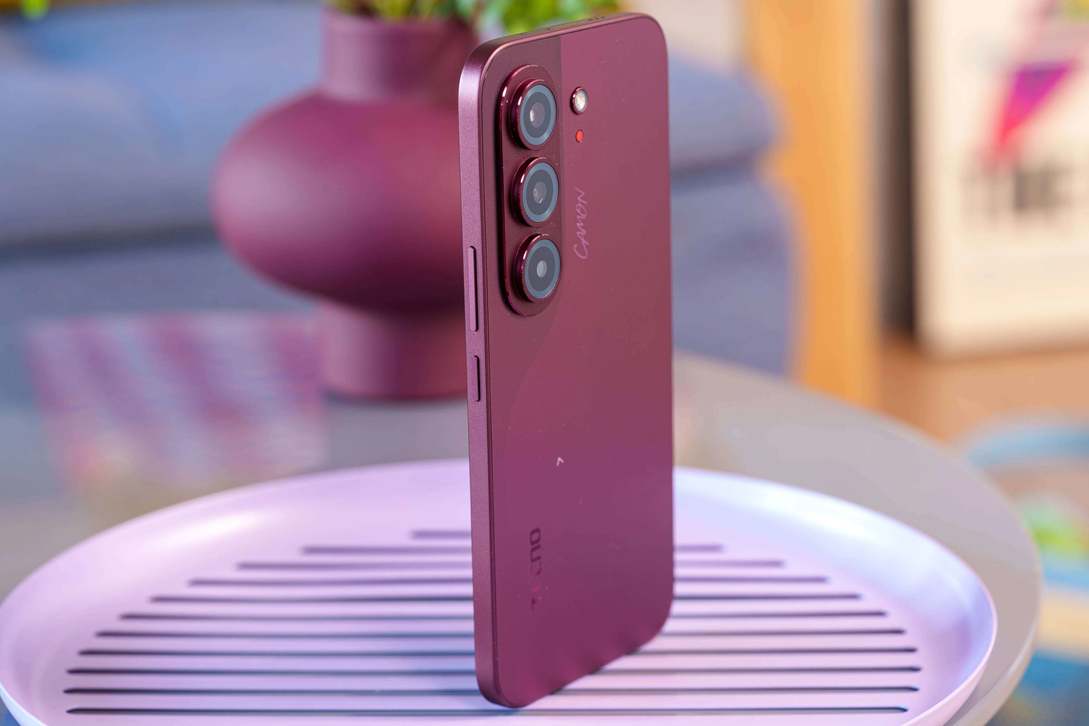 O telefone em uma cor antecipatória do iPhone 18
