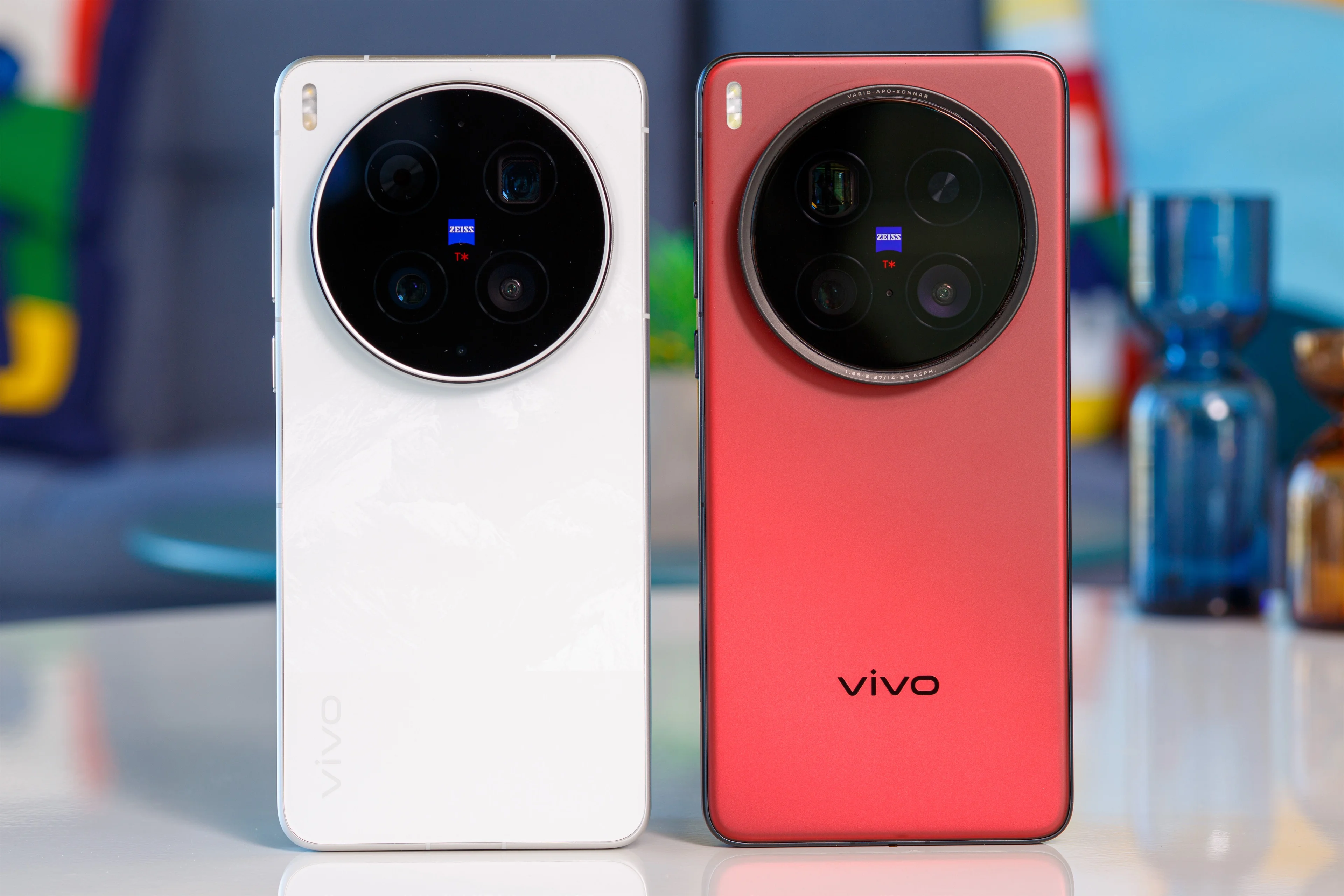 왼쪽이 비보 X300 울트라, 오른쪽이 X200 울트라