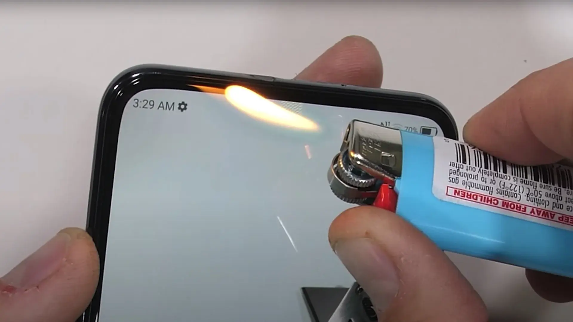 ZTE Axon 20 sobrevive a una brutal prueba de tortura