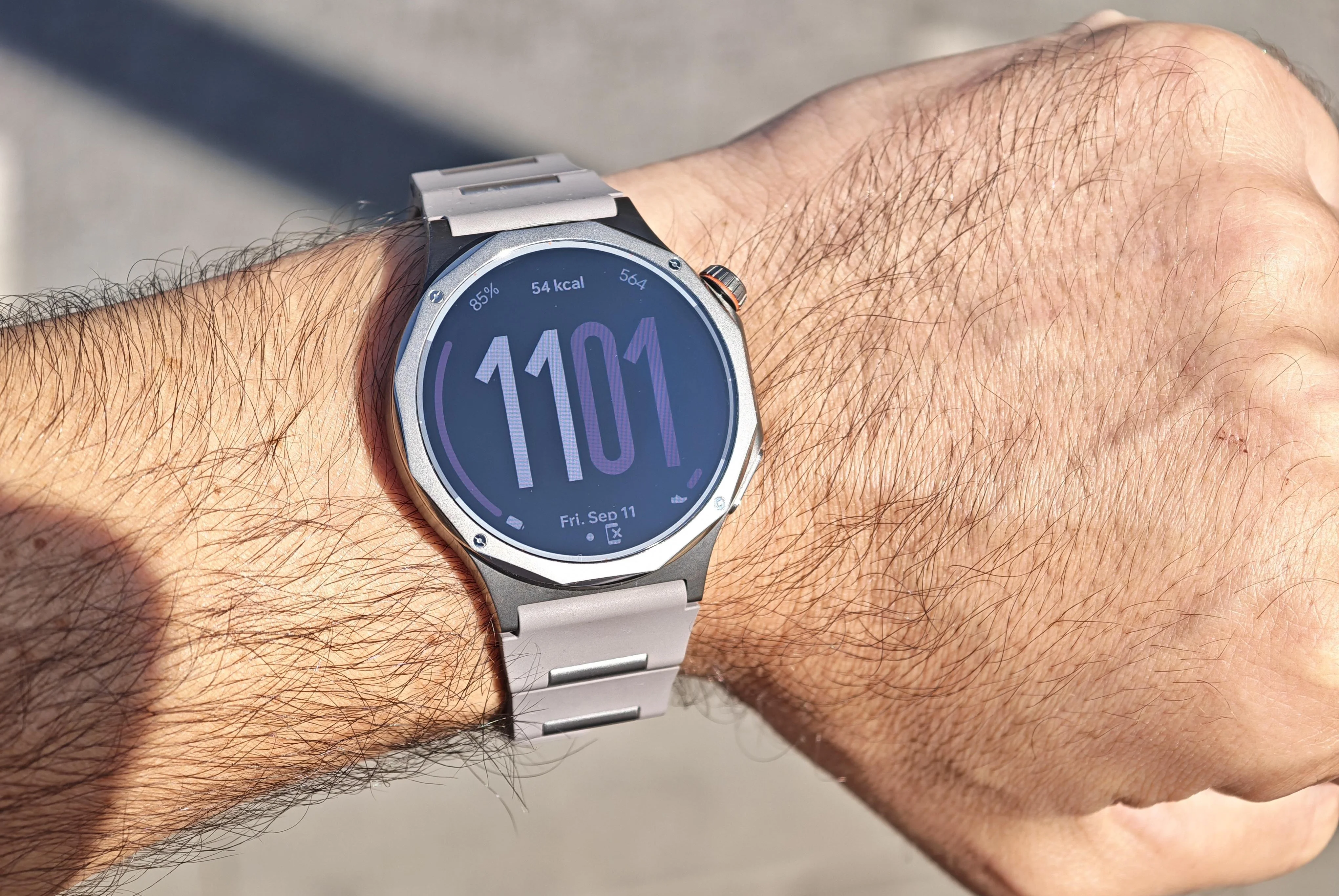 Czytelność wyświetlacza jest świetna zarówno w pomieszczeniach, jak i na zewnątrz – recenzja Oppo Watch X3