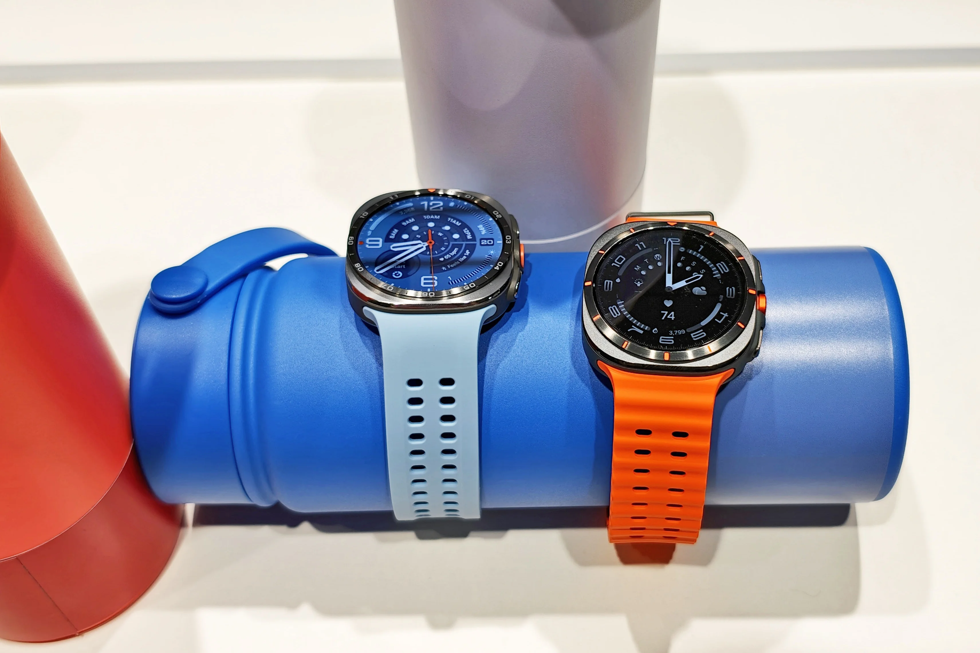 왼쪽: 갤럭시 워치 울트라2 • 오른쪽: 갤럭시 워치 울트라 왼쪽: 갤럭시 워치 울트라2 • 오른쪽: 갤럭시 워치 울트라